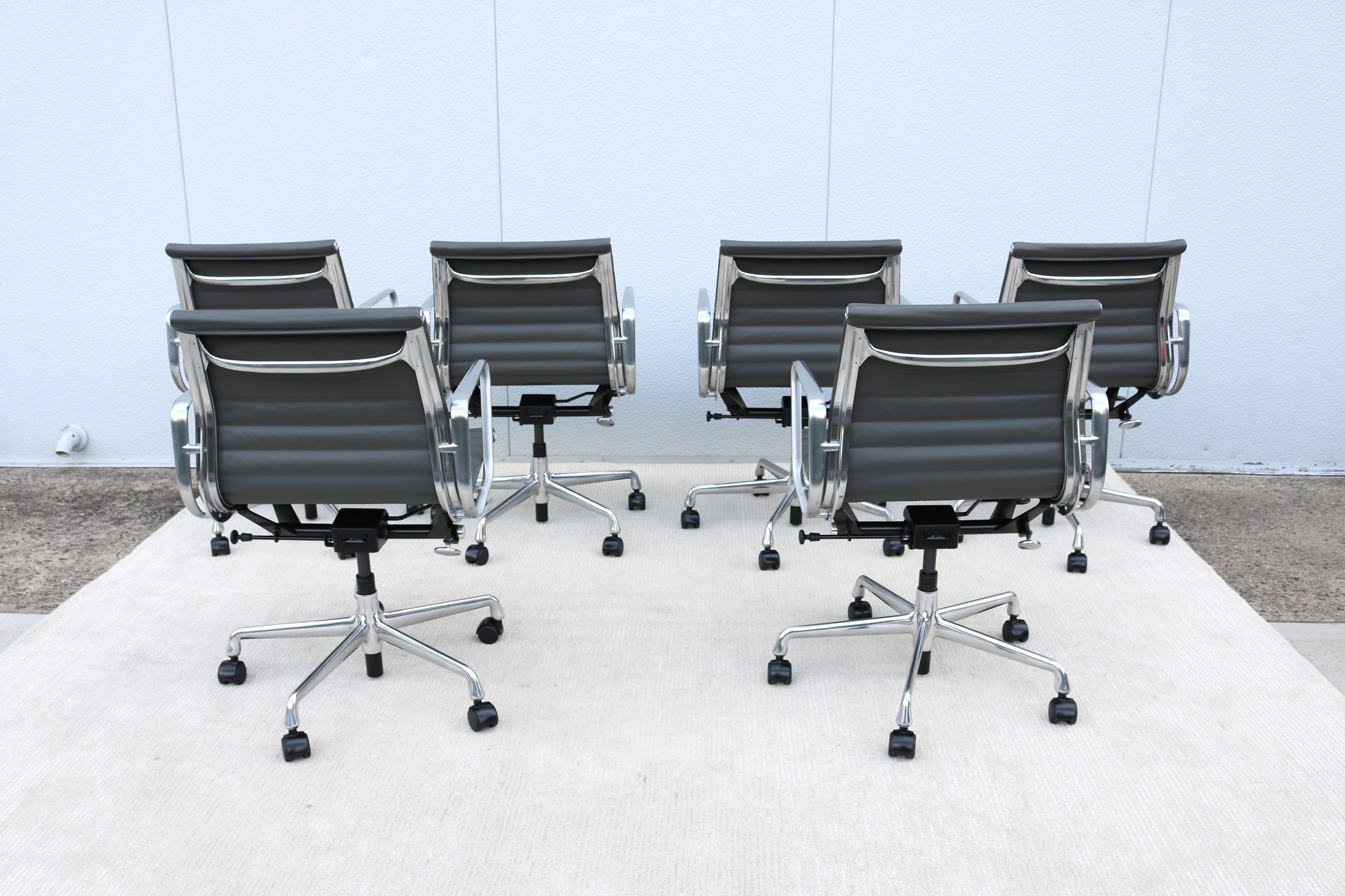 Mid-Century Herman Miller Eames Aluminium Group Management Chair aus grauem Leder im Angebot 6