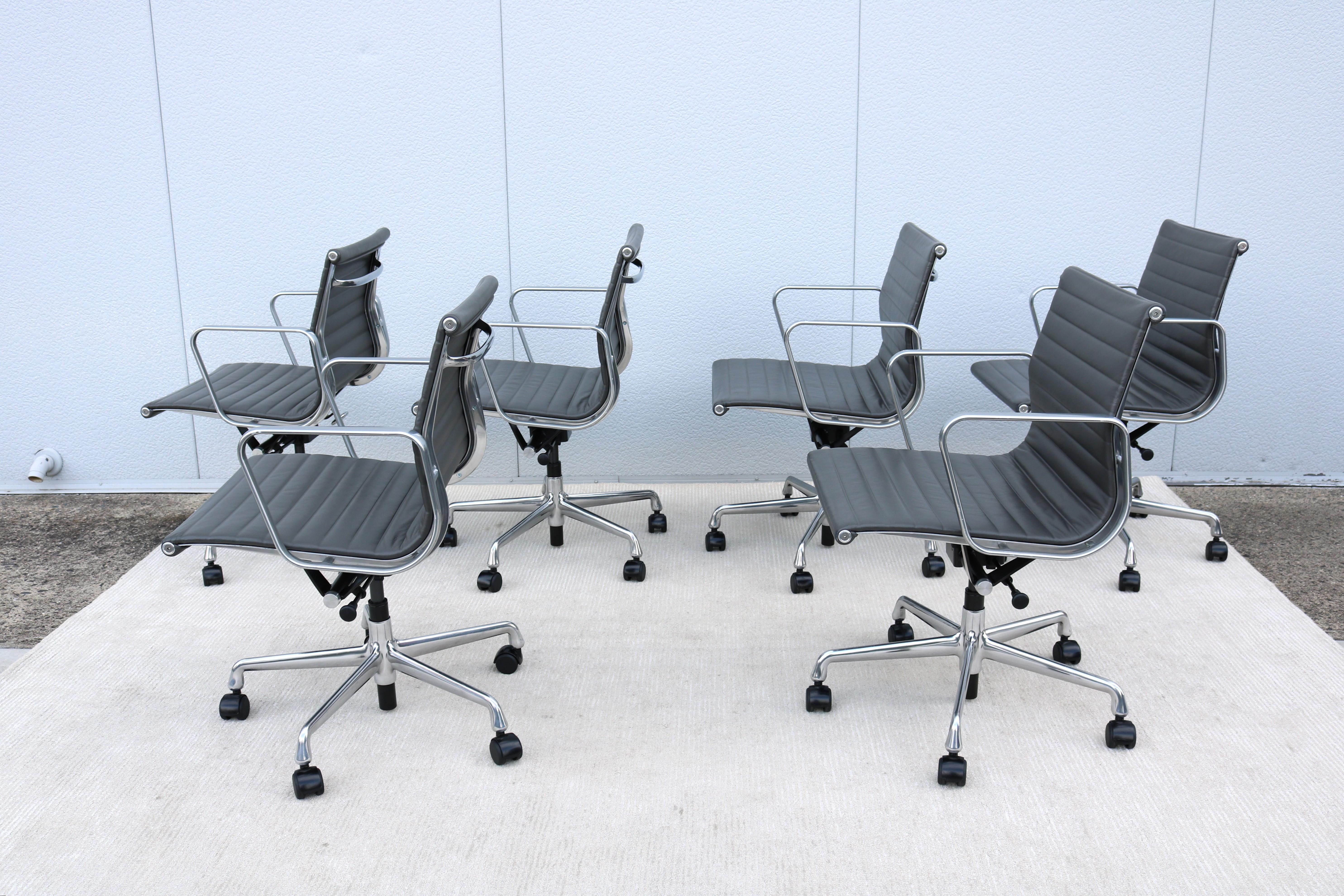 Chaise de gestion en cuir gris du milieu du siècle dernier de Herman Miller Eames Aluminum Group en vente 6