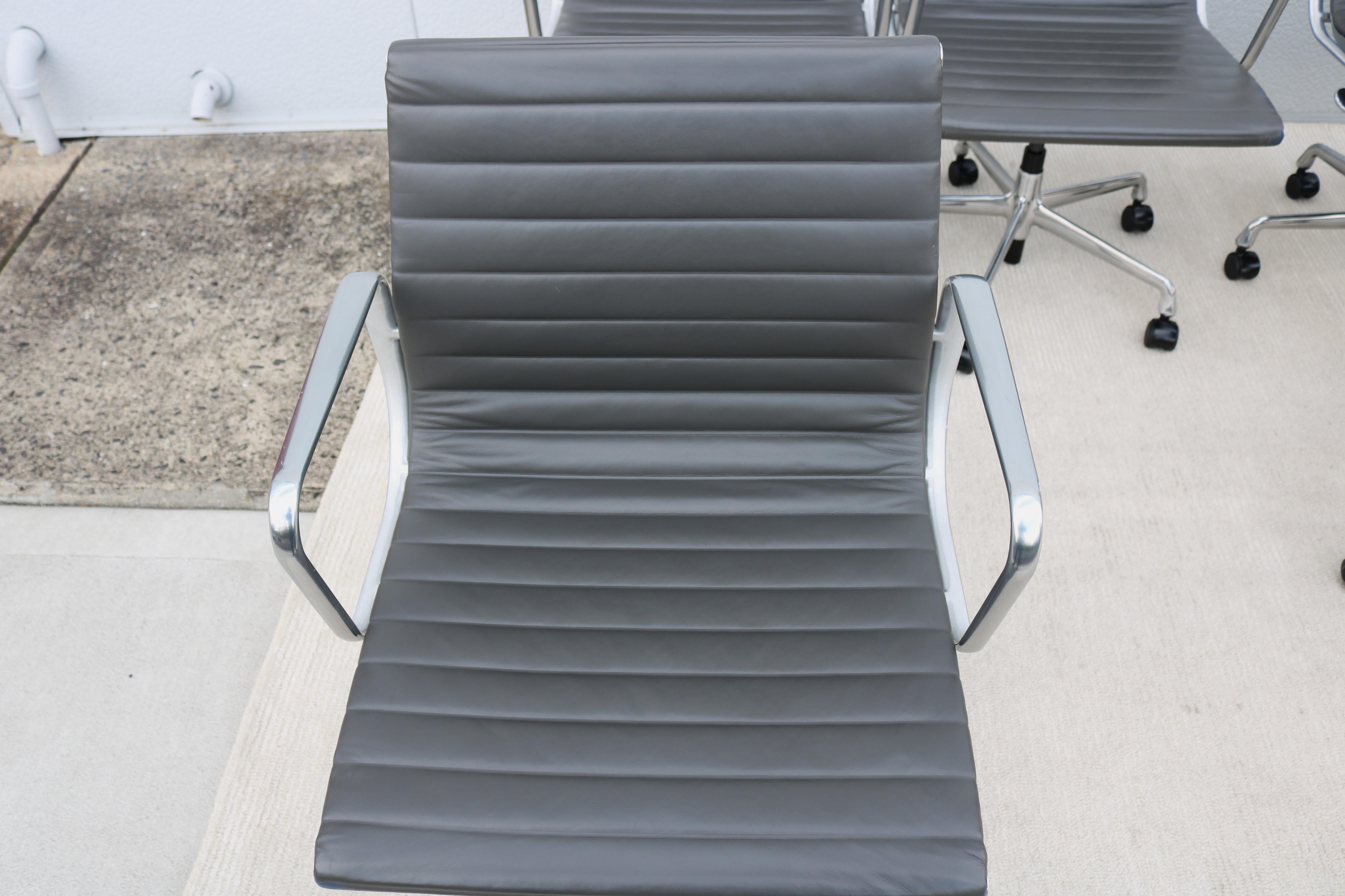 Chaise de gestion en cuir gris du milieu du siècle dernier de Herman Miller Eames Aluminum Group en vente 7