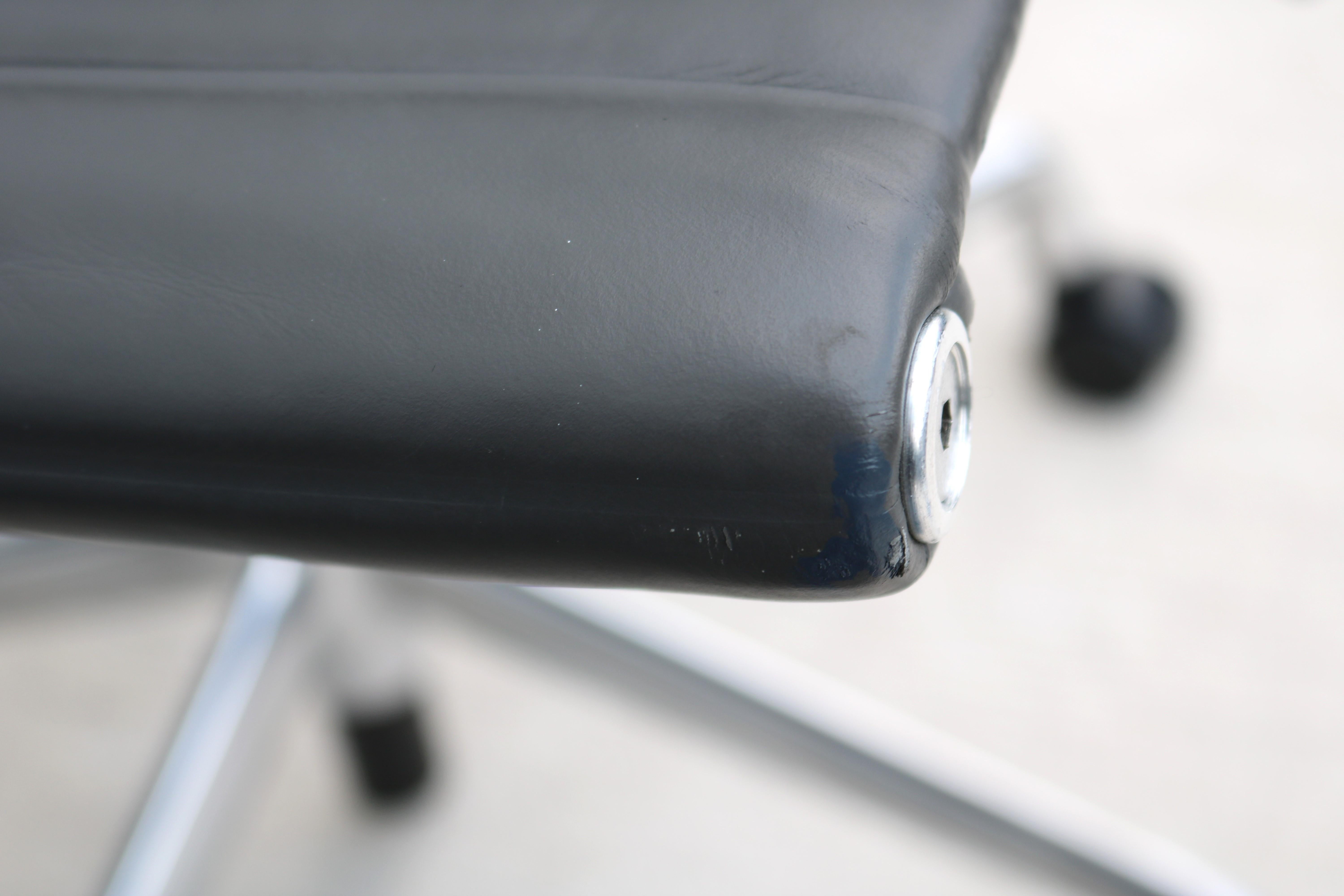 Chaise de gestion en cuir gris du milieu du siècle dernier de Herman Miller Eames Aluminum Group en vente 11