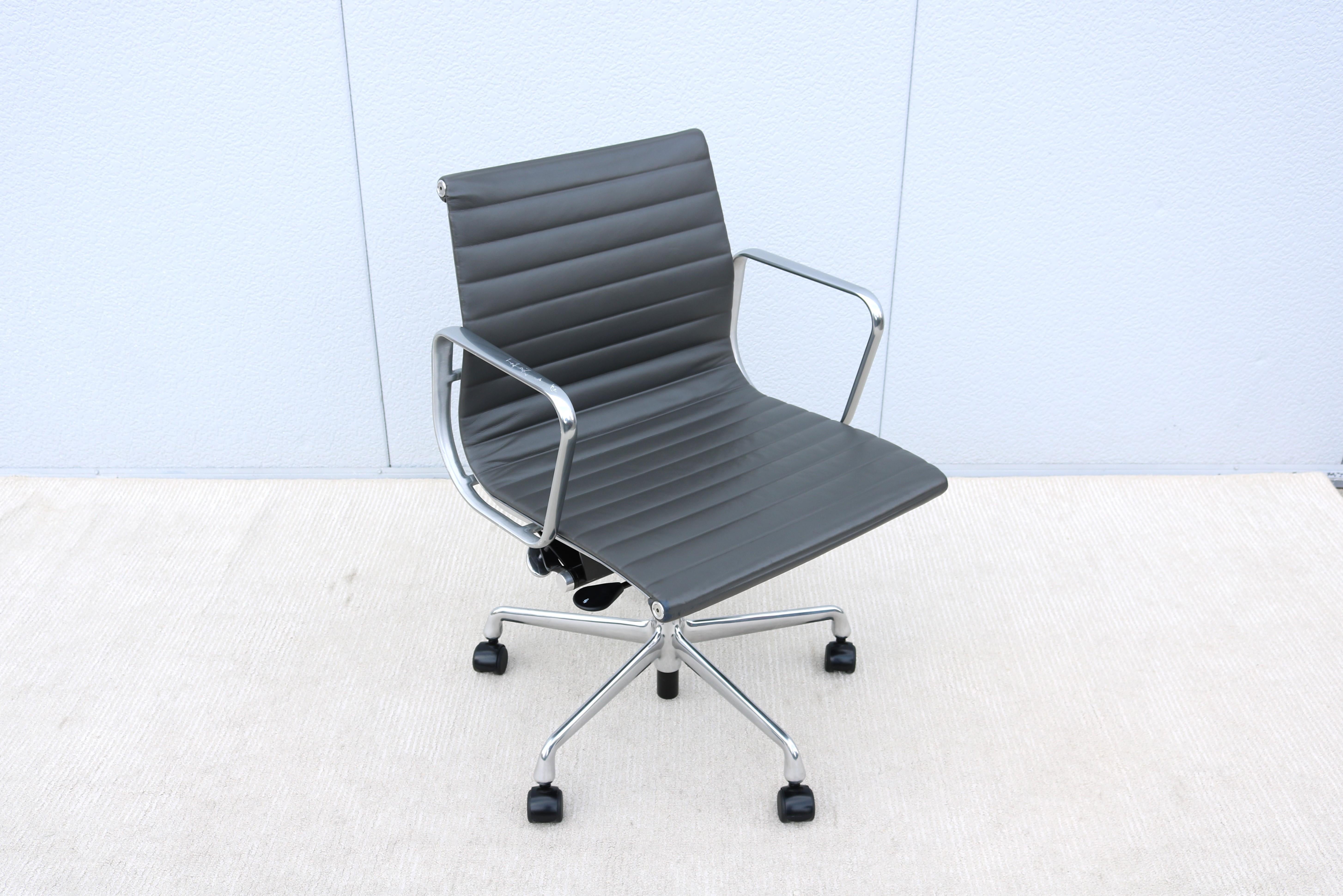 Superbe chaise de gestion de groupe Eames en aluminium, authentiquement moderne du milieu du siècle.
Un design intemporel, classique et contemporain, avec des caractéristiques de confort innovantes.
L'une des chaises les plus populaires d'Herman