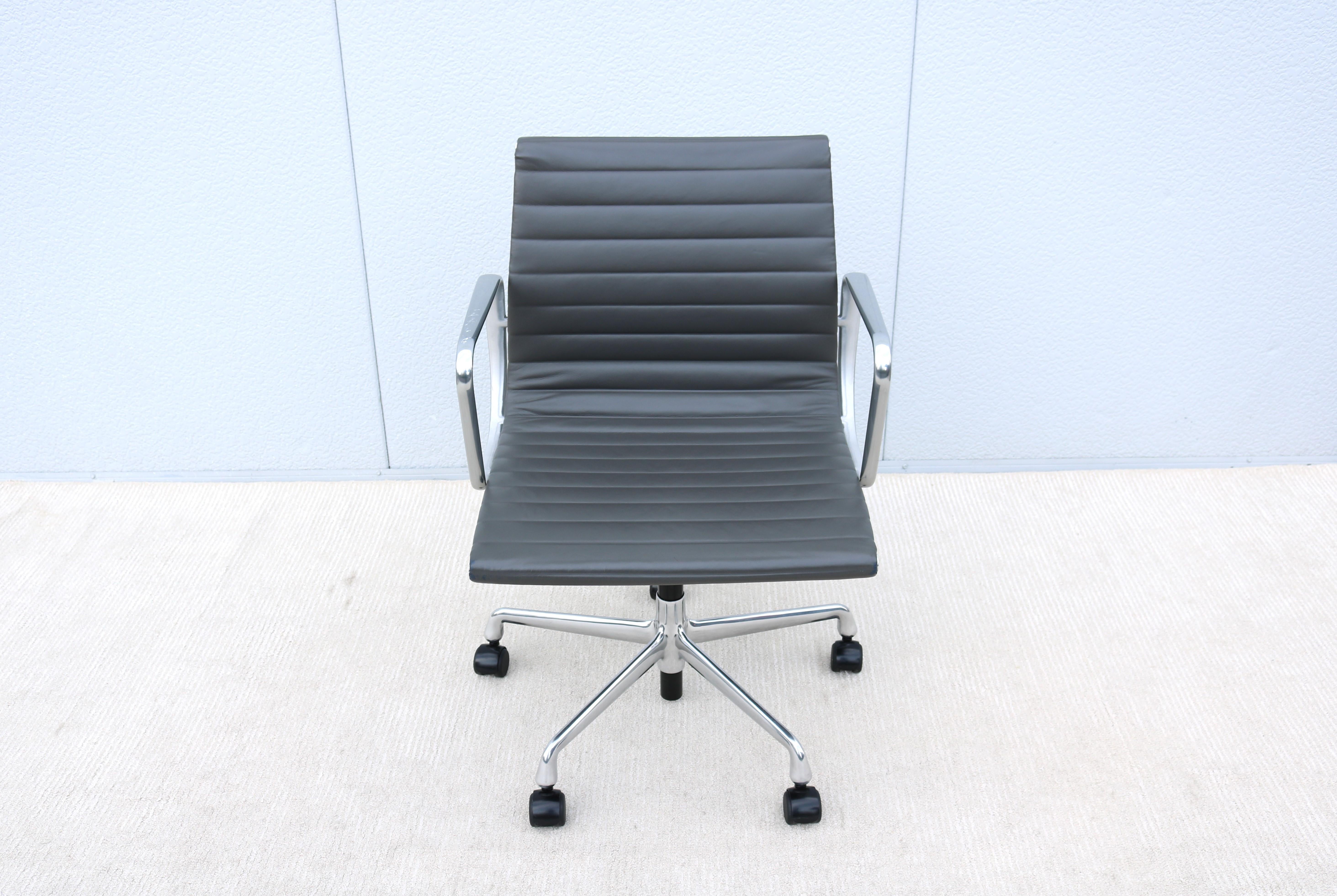 Mid-Century Modern Chaise de gestion en cuir gris du milieu du siècle dernier de Herman Miller Eames Aluminum Group en vente