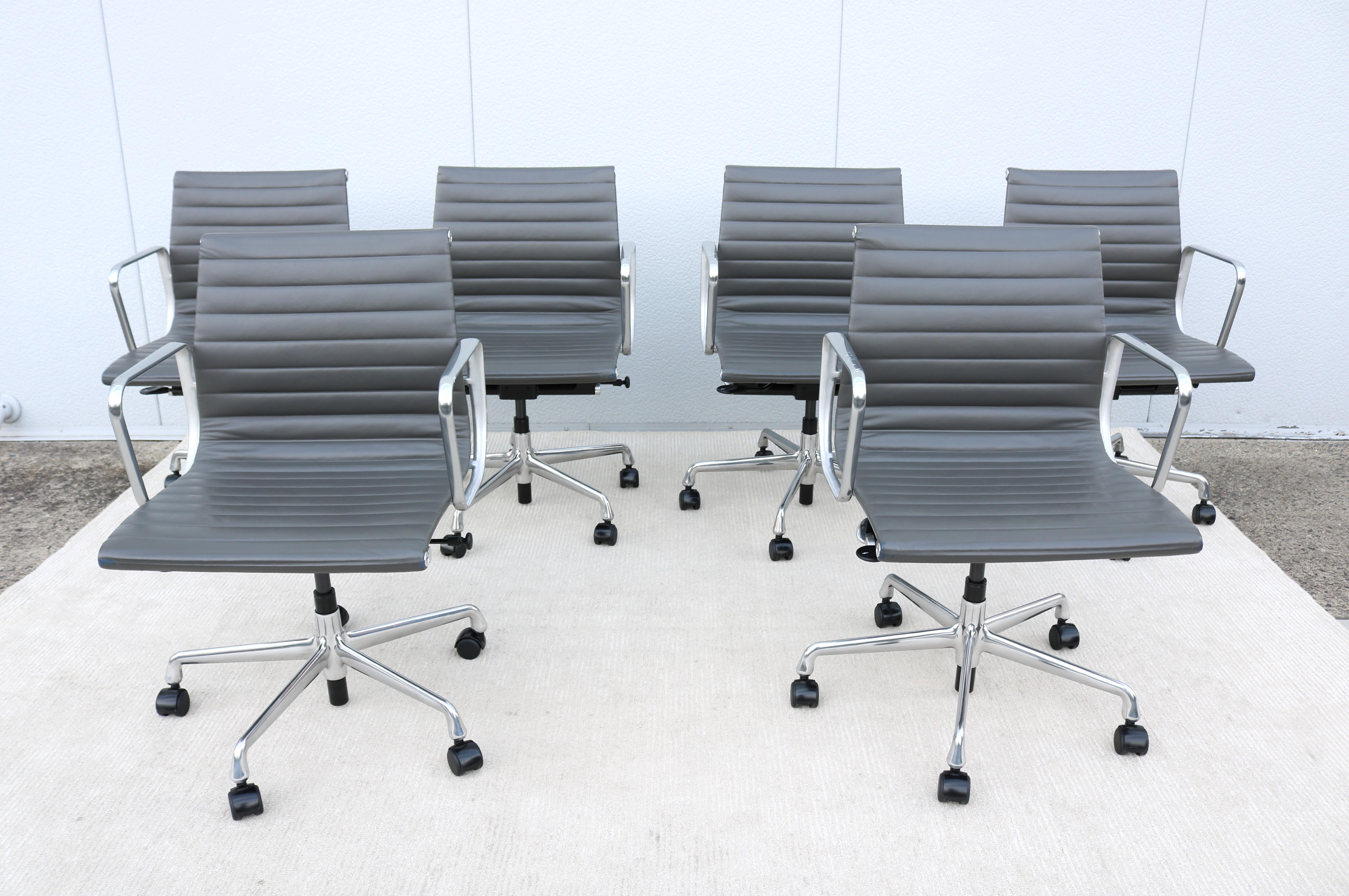 Mid-Century Herman Miller Eames Aluminium Group Management Chair aus grauem Leder (amerikanisch) im Angebot