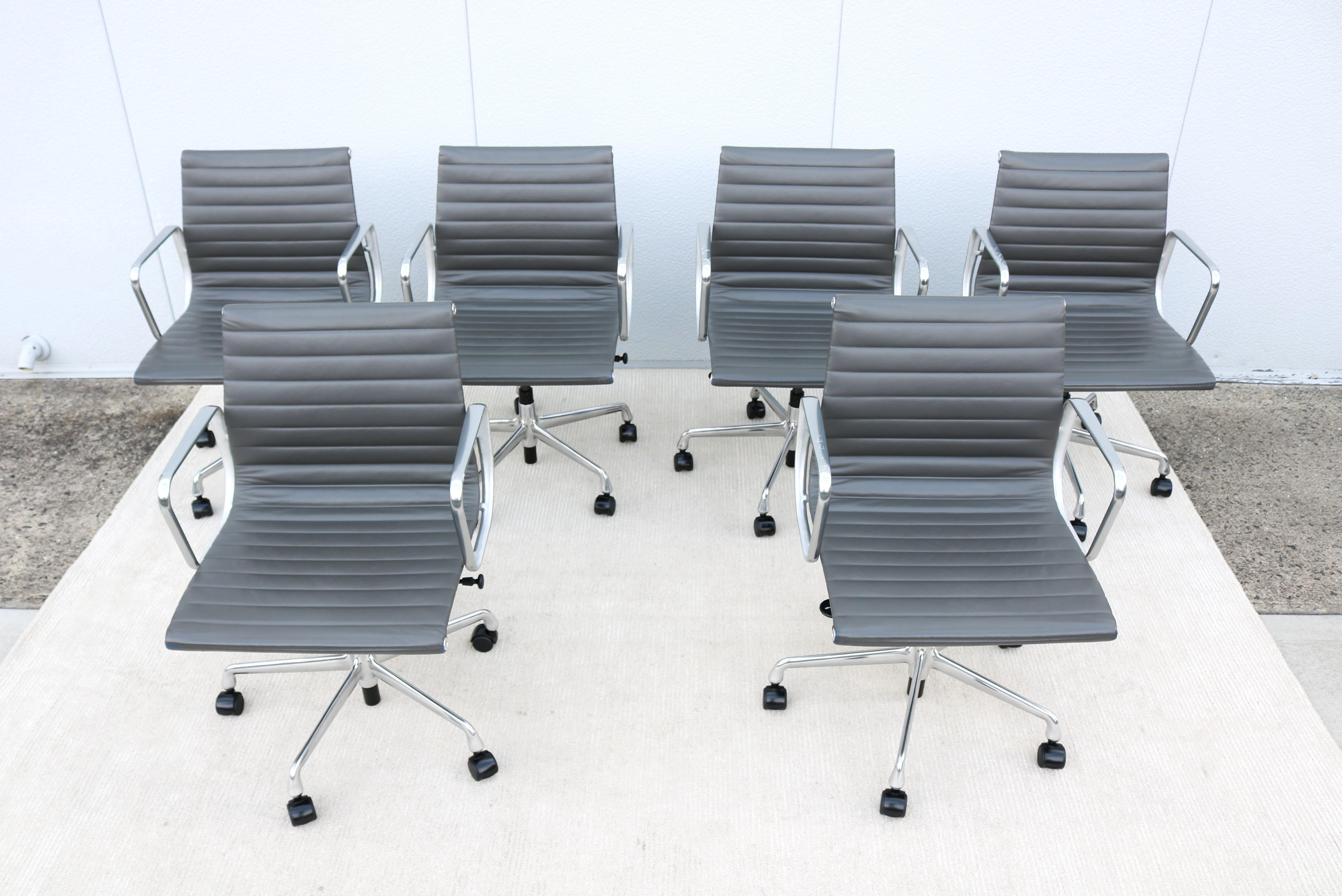 Mid-Century Herman Miller Eames Aluminium Group Management Chair aus grauem Leder (Poliert) im Angebot