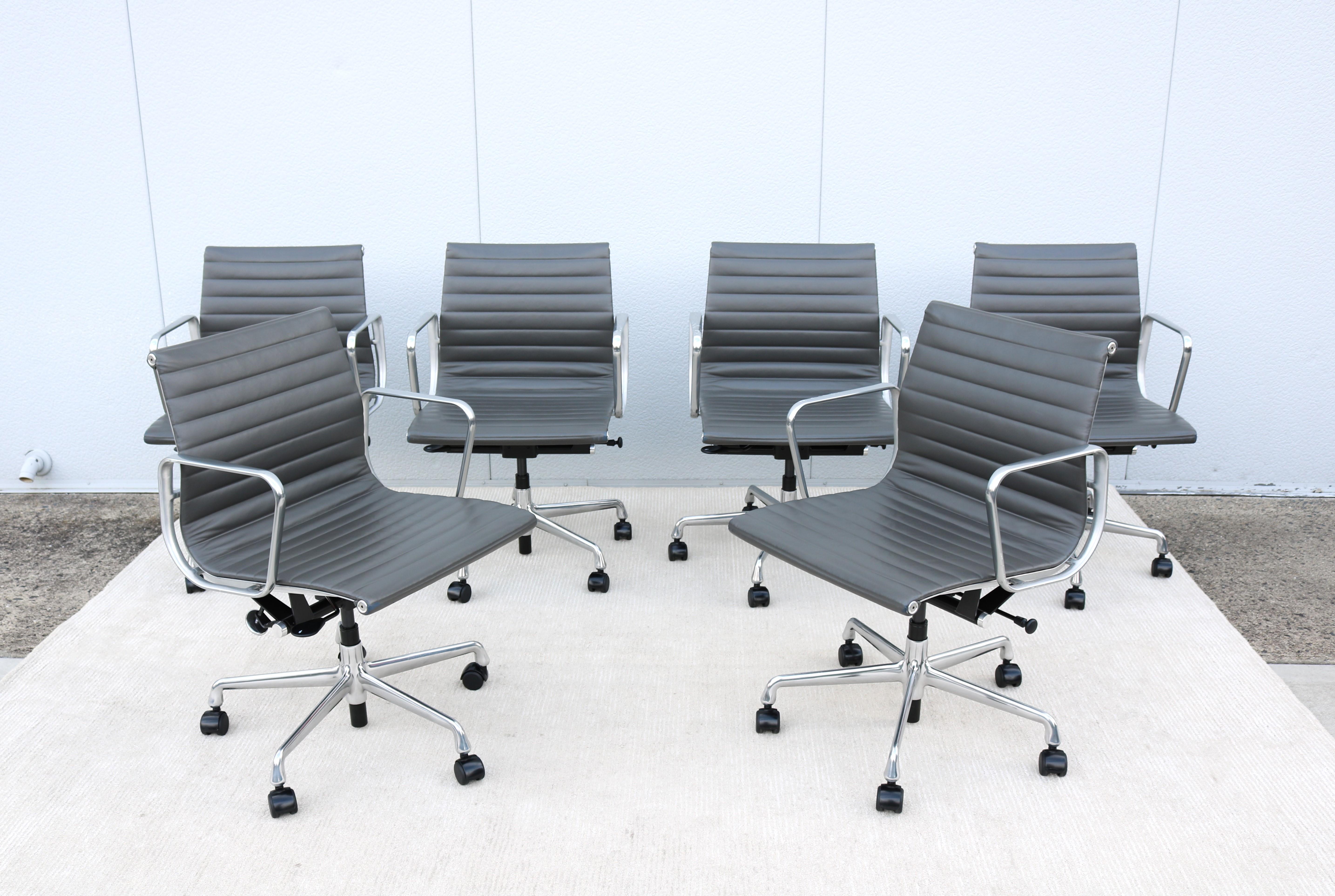 Mid-Century Herman Miller Eames Aluminium Group Management Chair aus grauem Leder im Zustand „Gut“ im Angebot in Secaucus, NJ