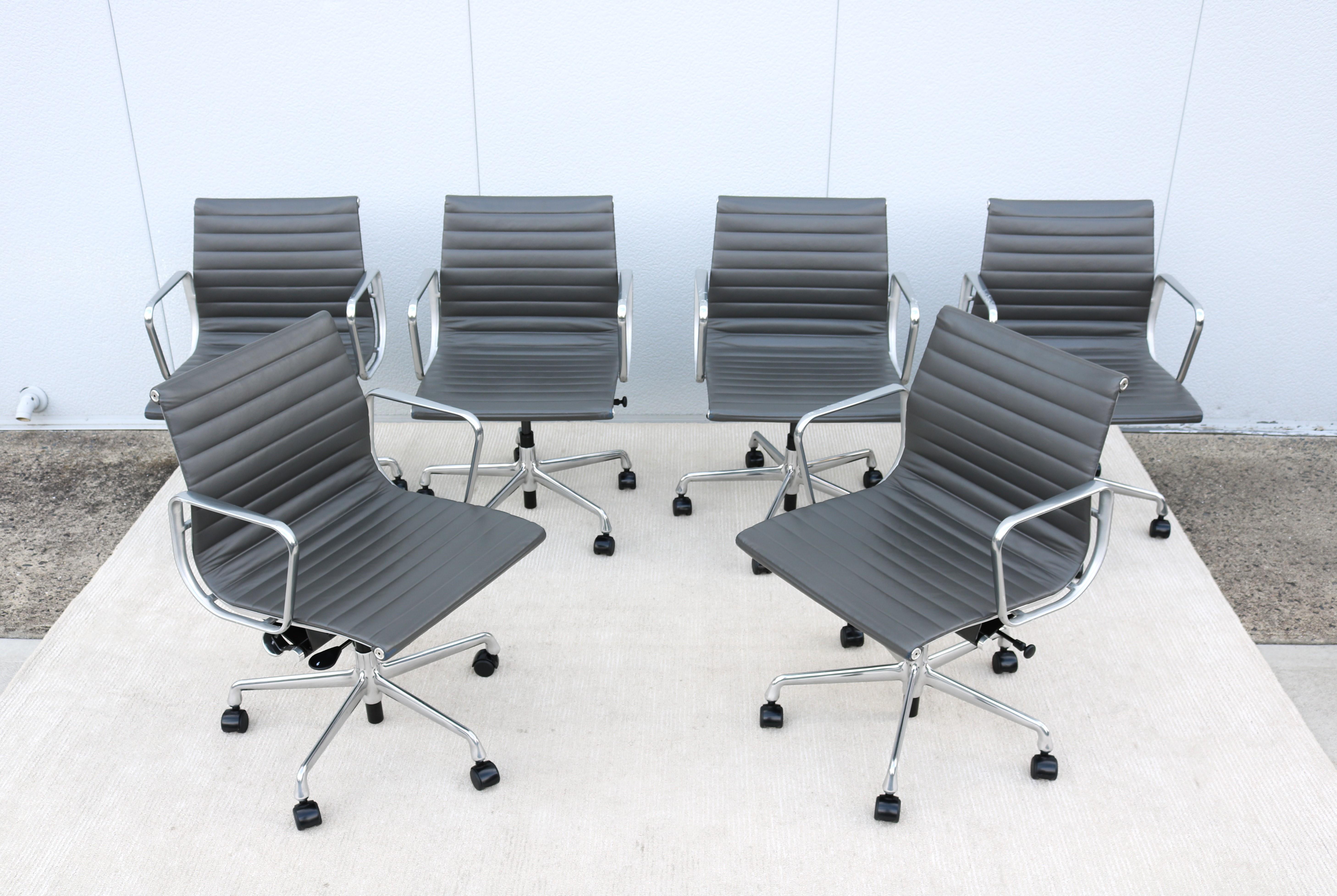 XXIe siècle et contemporain Chaise de gestion en cuir gris du milieu du siècle dernier de Herman Miller Eames Aluminum Group en vente