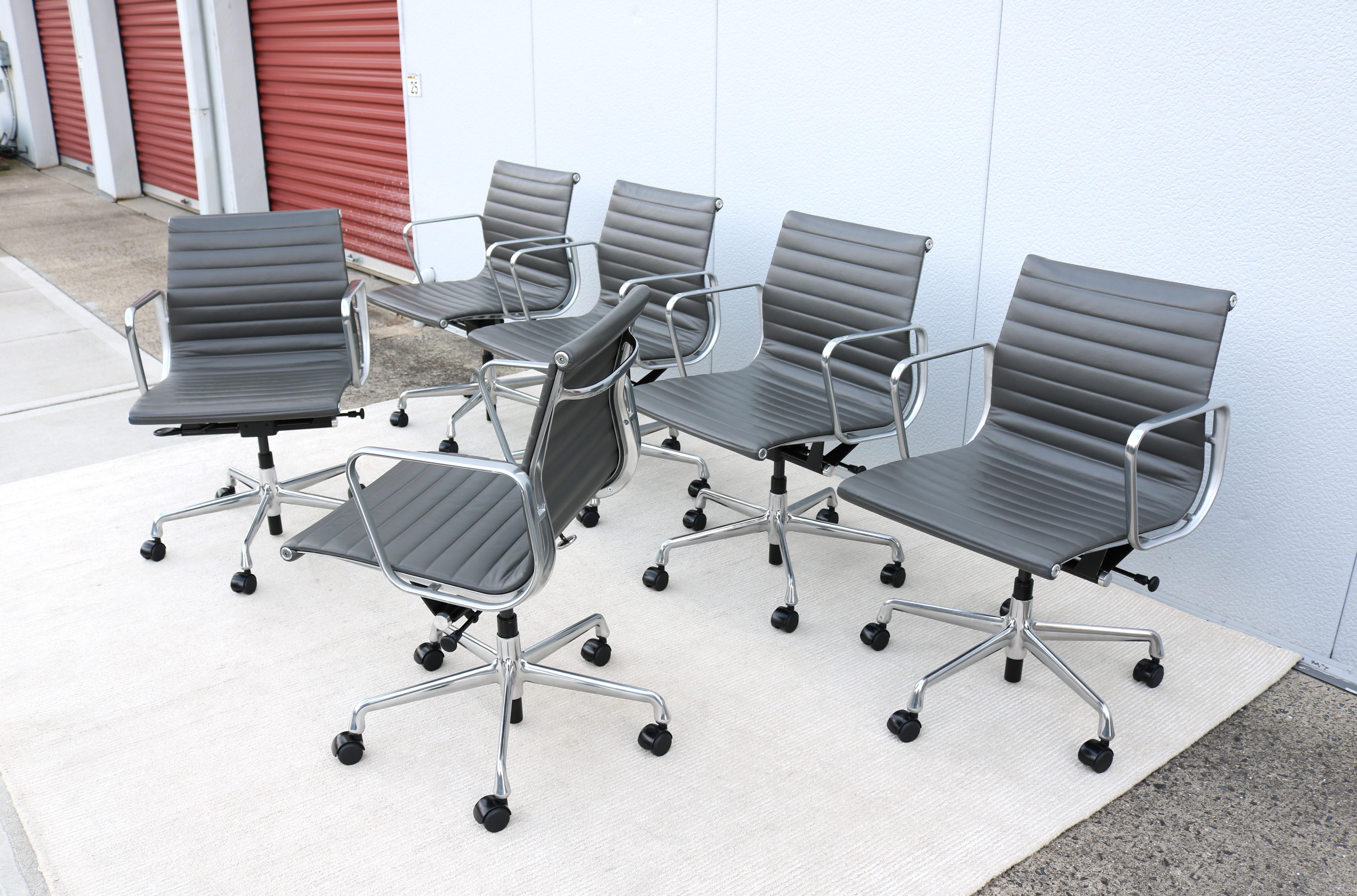 Mid-Century Herman Miller Eames Aluminium Group Management Chair aus grauem Leder im Angebot 1
