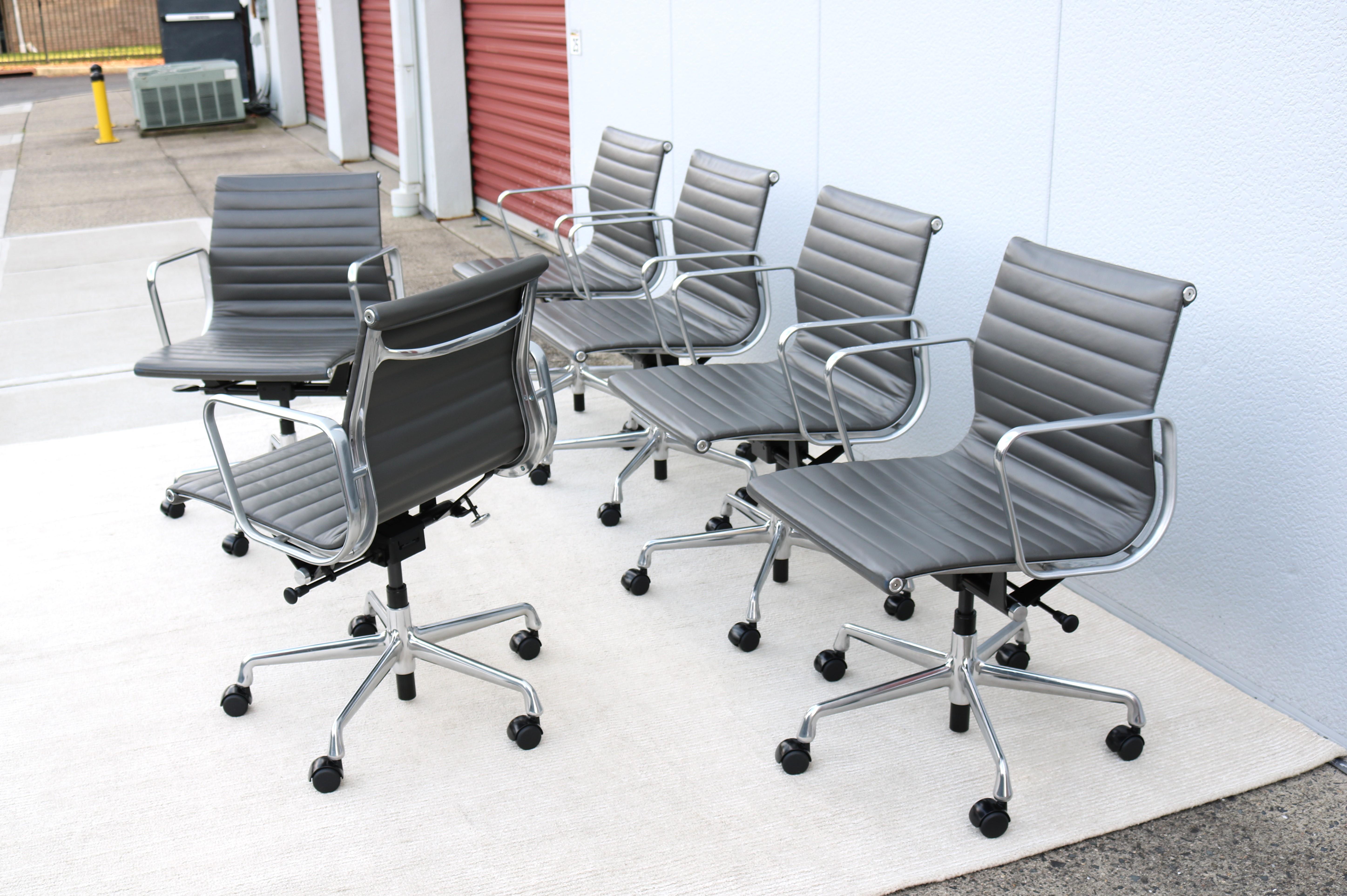 Chaise de gestion en cuir gris du milieu du siècle dernier de Herman Miller Eames Aluminum Group en vente 1