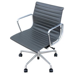 Sedia direzionale di metà secolo Herman Miller Eames Aluminum Group in pelle grigia