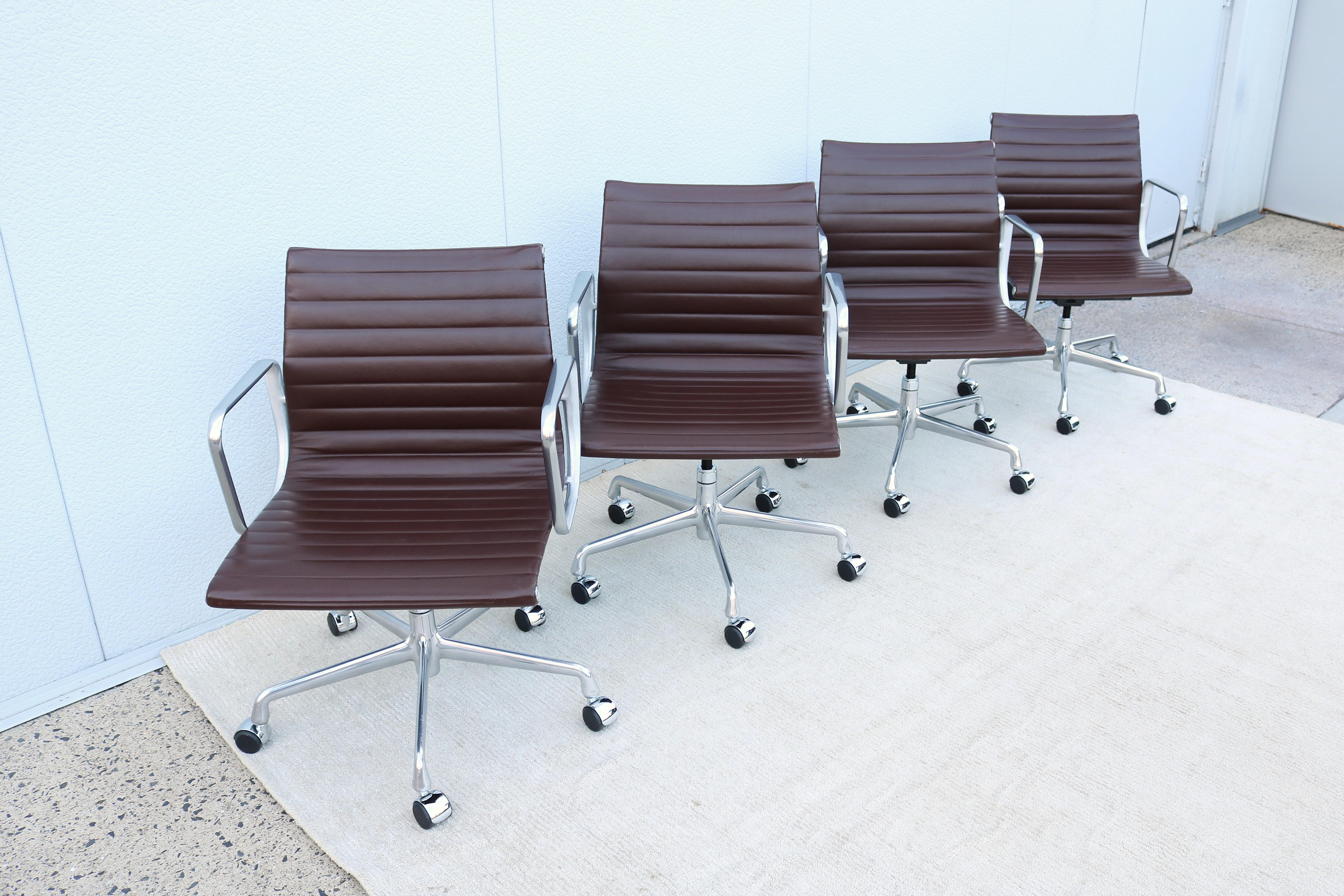 Sedia Herman Miller in alluminio per la gestione del gruppo di metà secolo, in pelle espansa in vendita 2