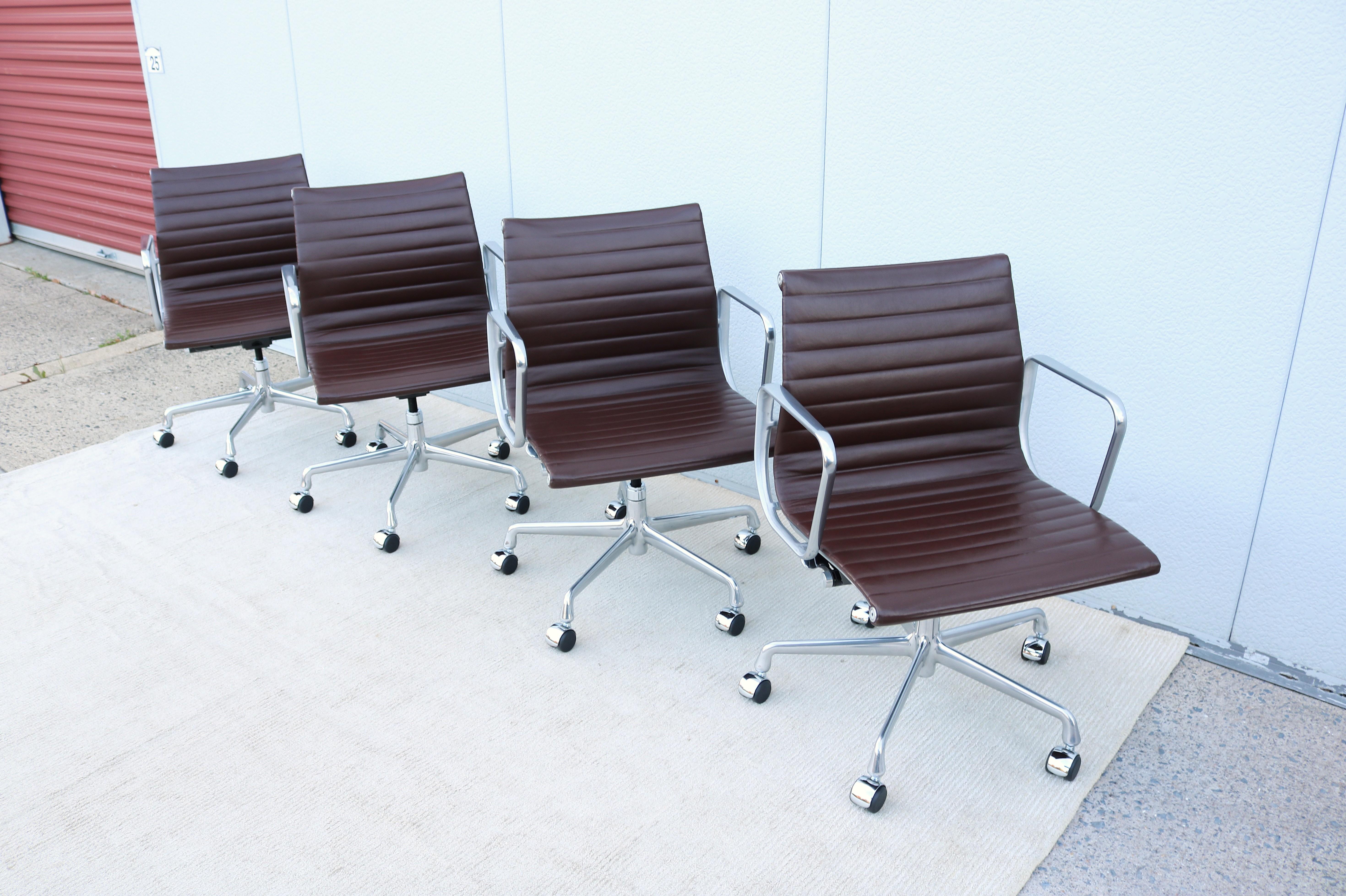 Sedia Herman Miller in alluminio per la gestione del gruppo di metà secolo, in pelle espansa in vendita 3