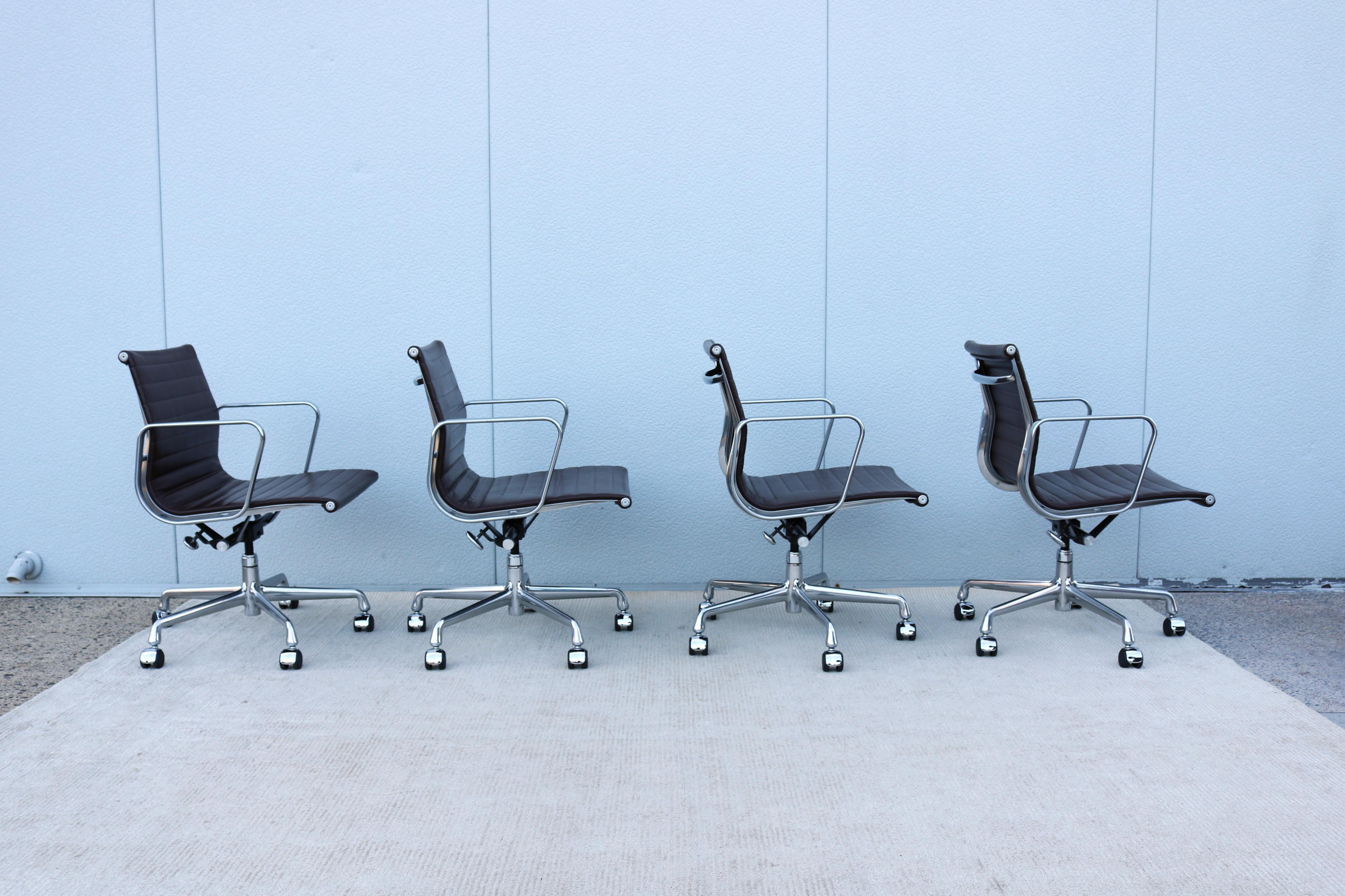 Sedia Herman Miller in alluminio per la gestione del gruppo di metà secolo, in pelle espansa in vendita 4