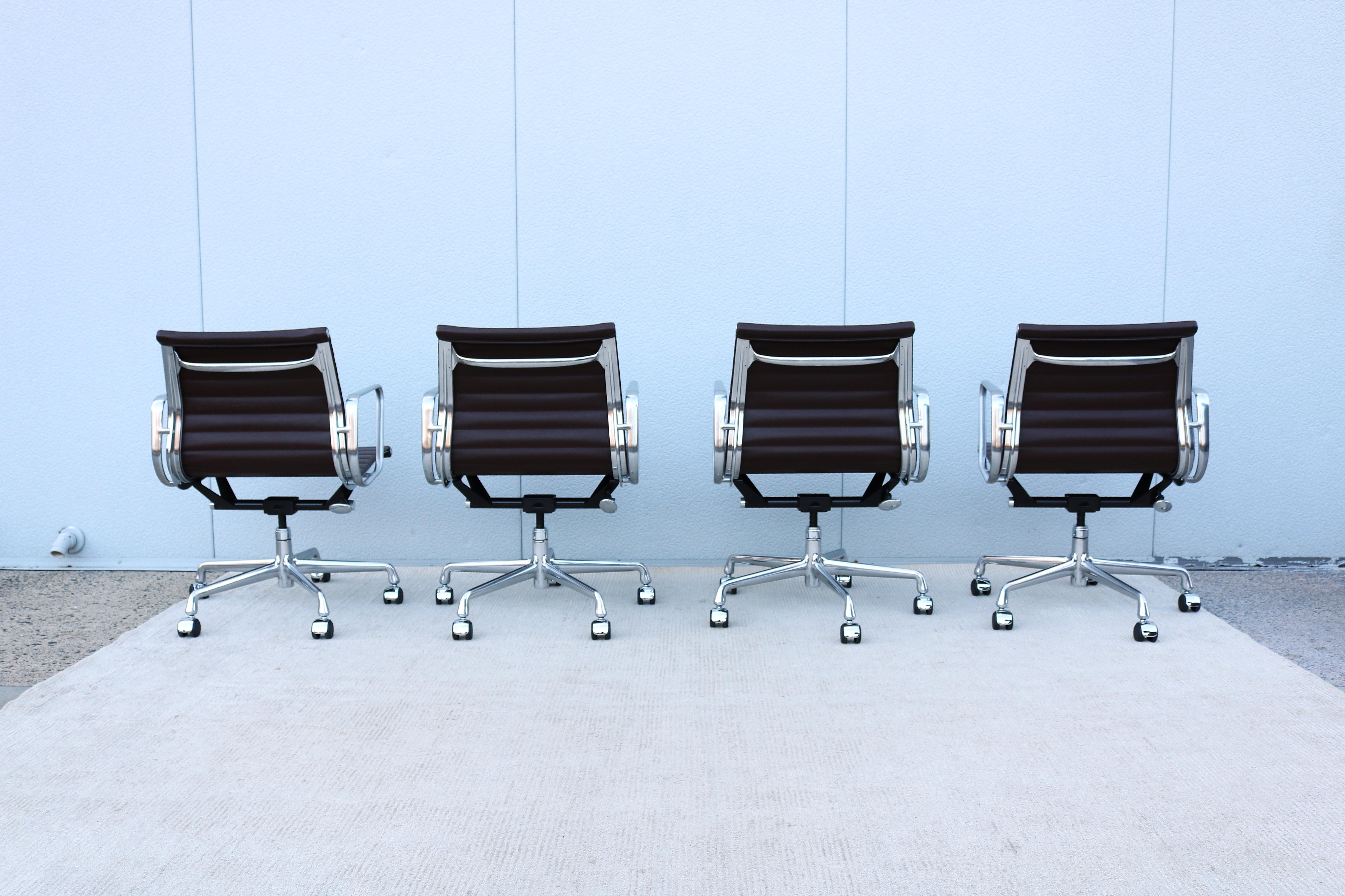 Sedia Herman Miller in alluminio per la gestione del gruppo di metà secolo, in pelle espansa in vendita 5