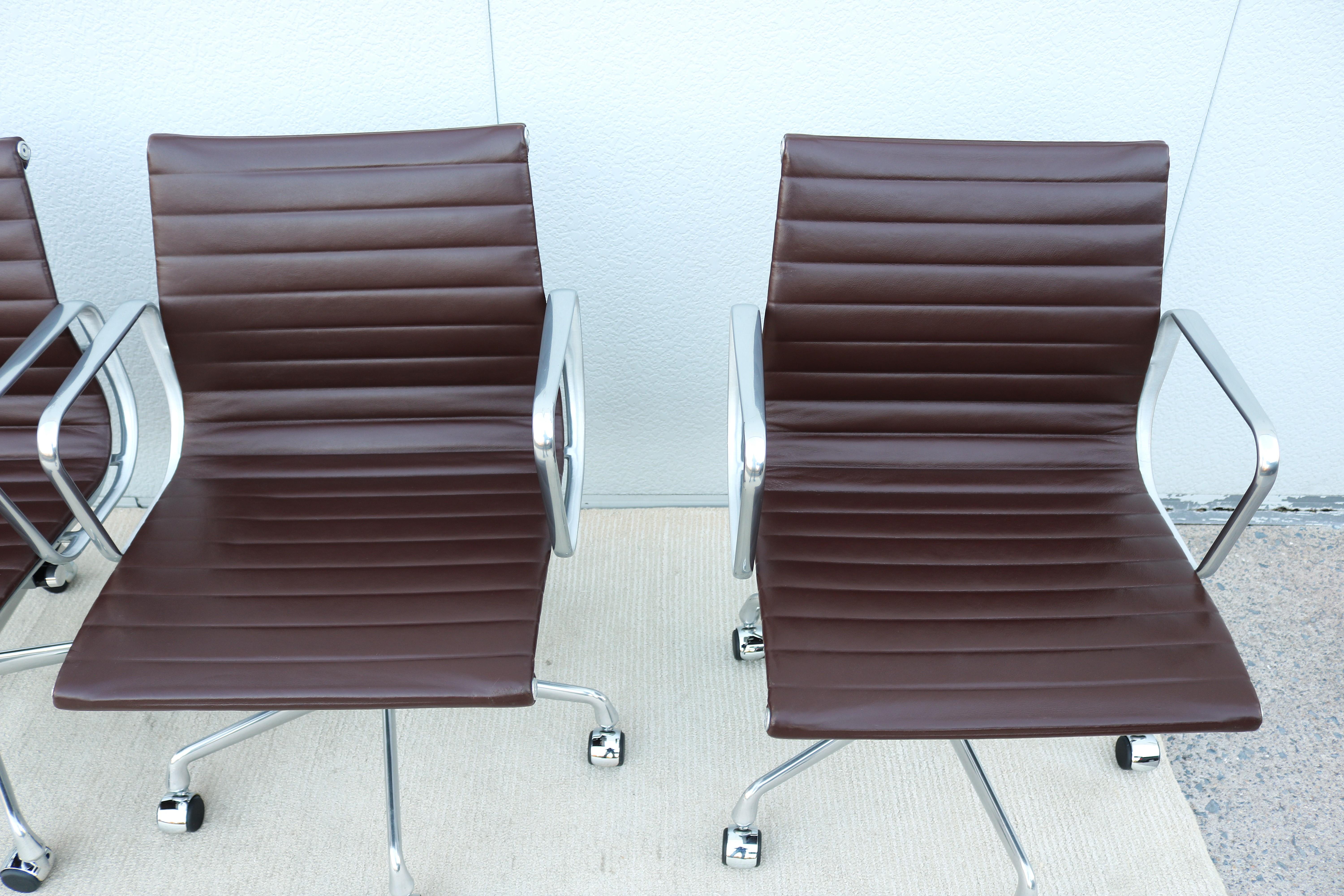 Sedia Herman Miller in alluminio per la gestione del gruppo di metà secolo, in pelle espansa in vendita 6