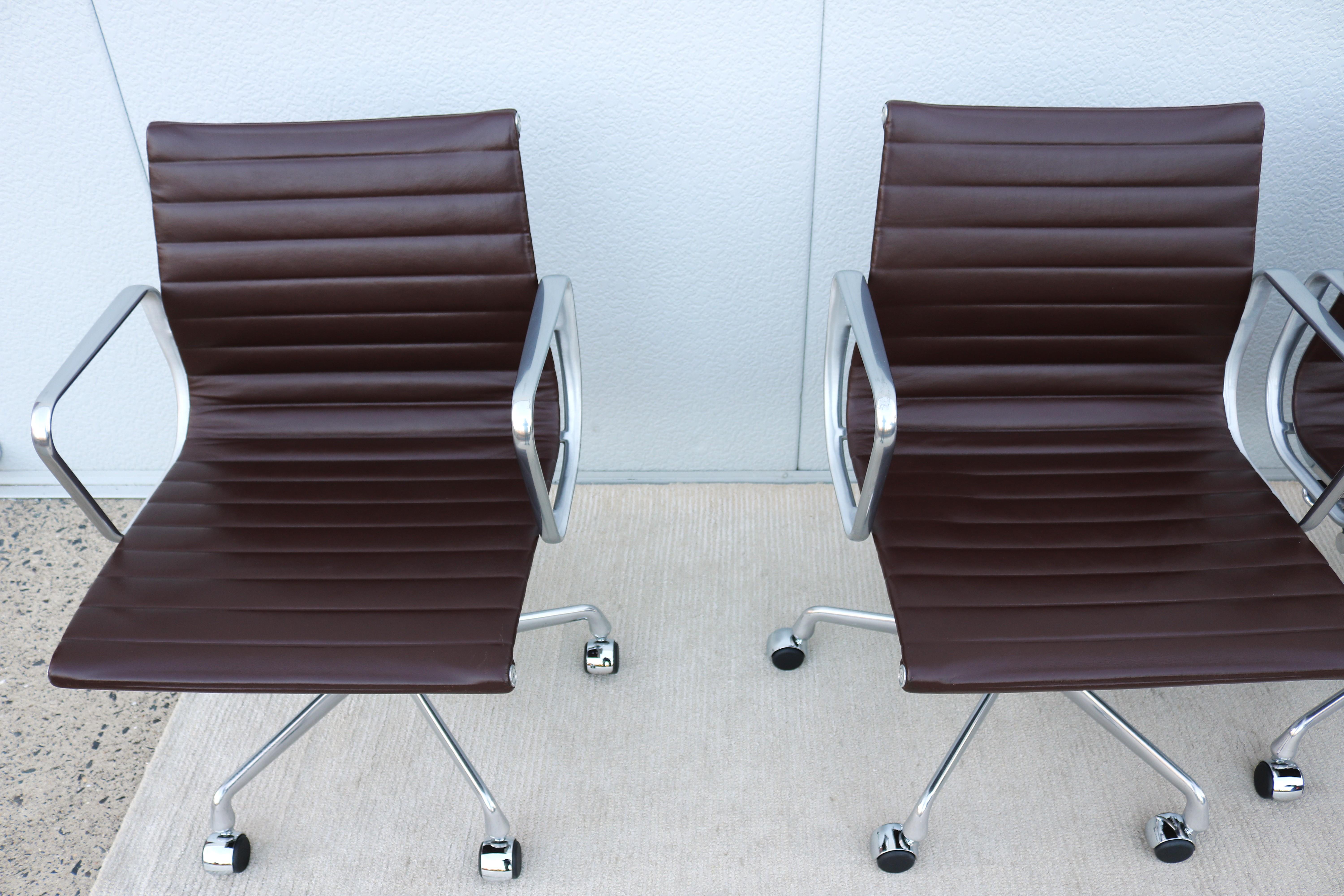 Sedia Herman Miller in alluminio per la gestione del gruppo di metà secolo, in pelle espansa in vendita 7