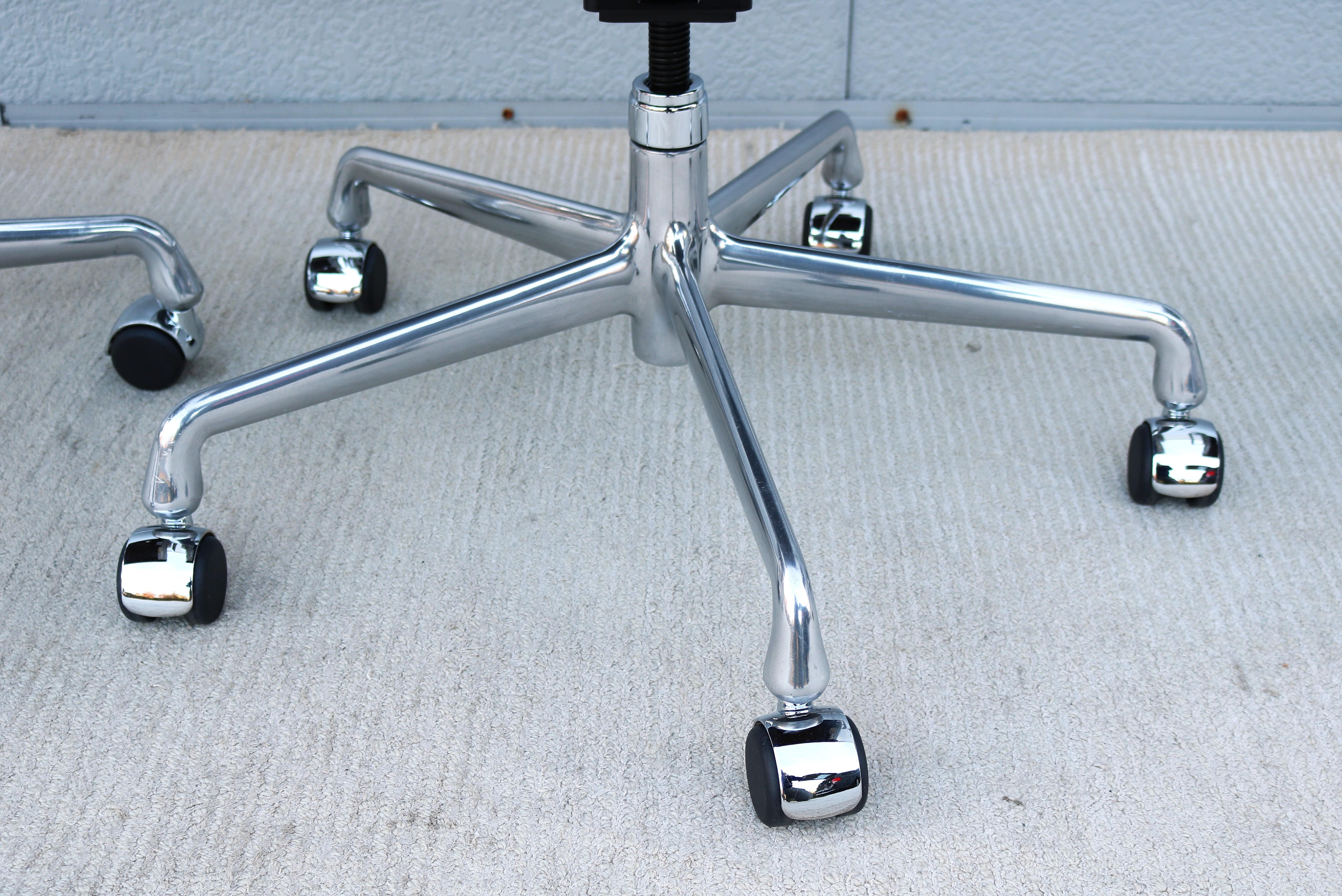 Sedia Herman Miller in alluminio per la gestione del gruppo di metà secolo, in pelle espansa in vendita 8