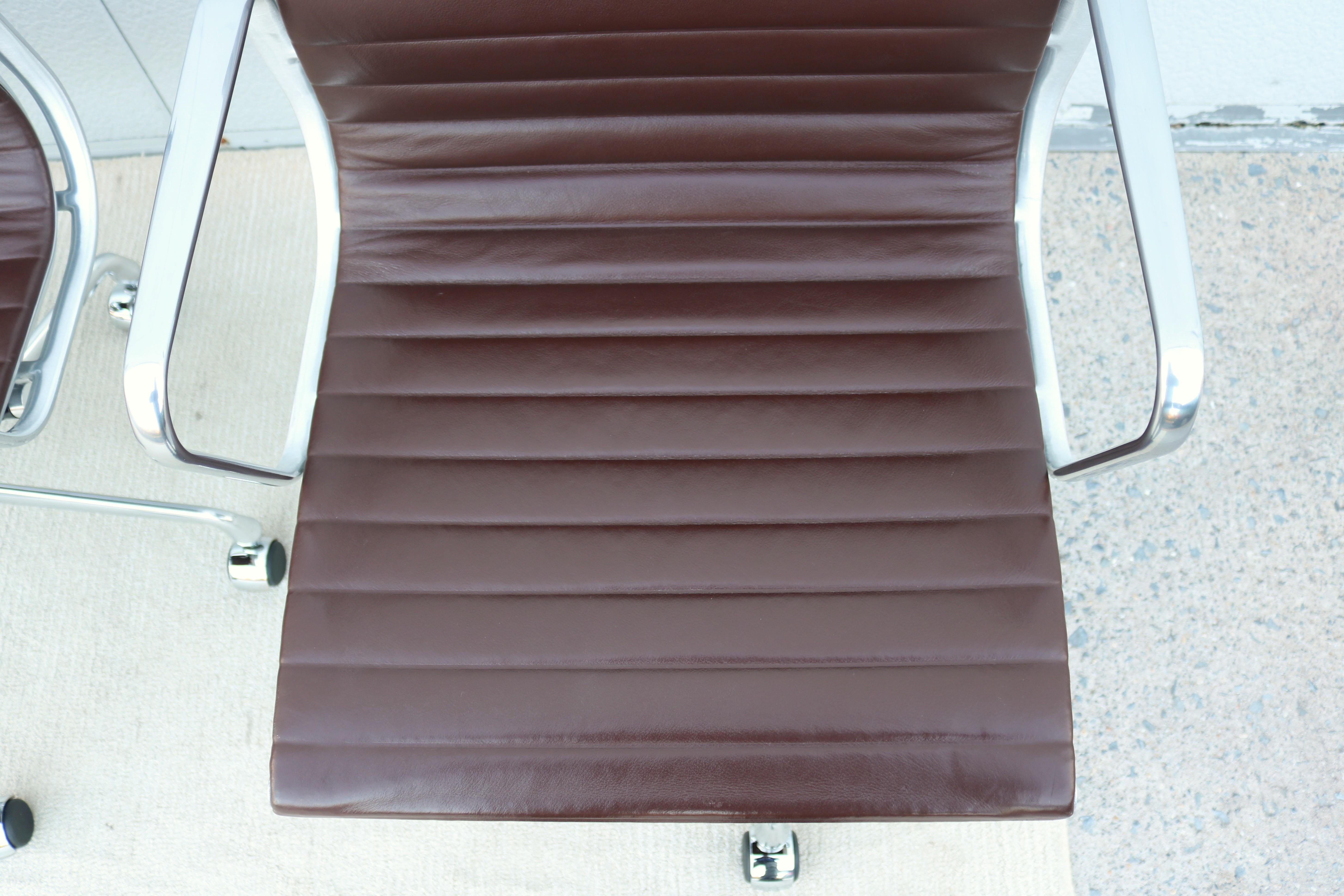 Sedia Herman Miller in alluminio per la gestione del gruppo di metà secolo, in pelle espansa in vendita 9