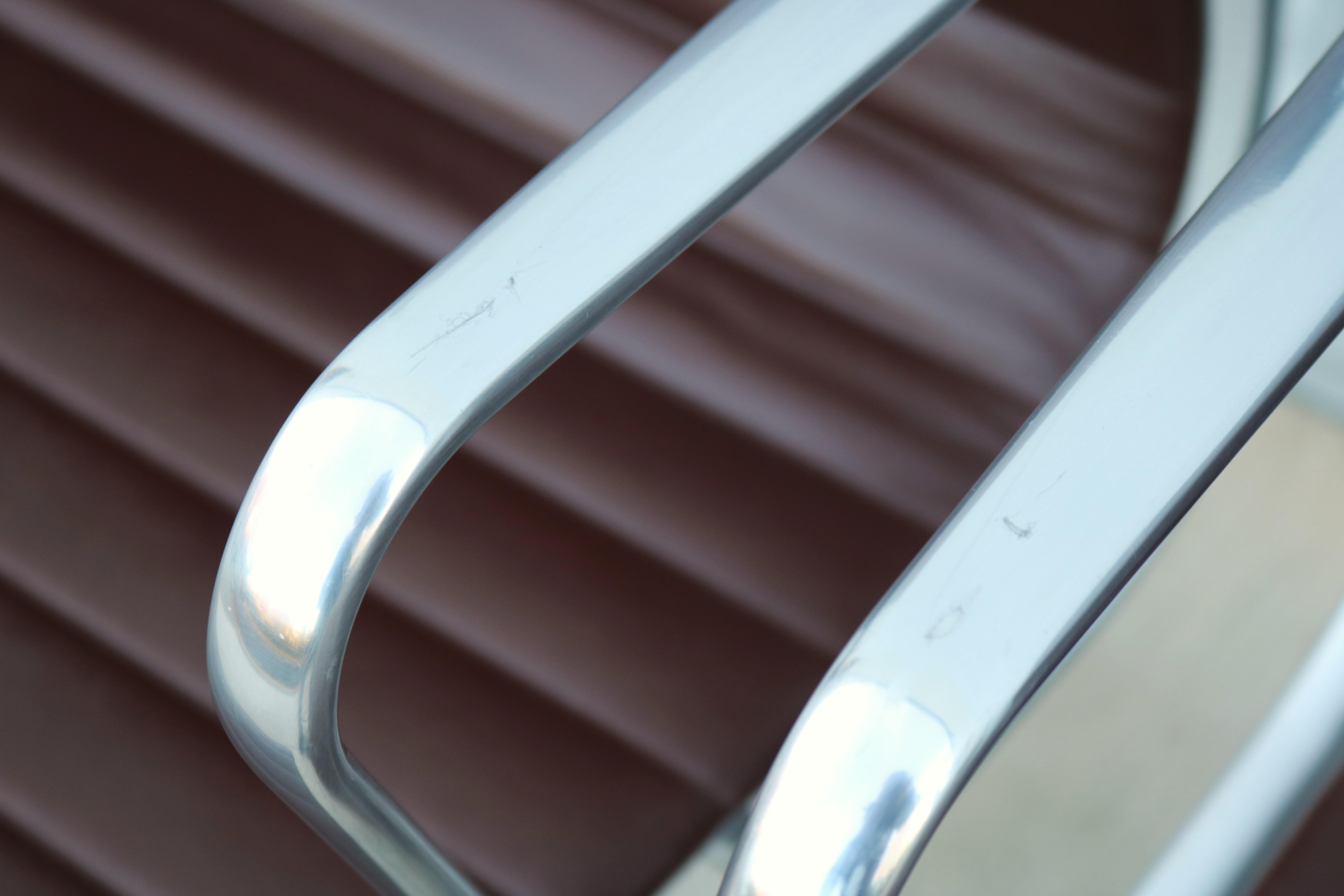 Sedia Herman Miller in alluminio per la gestione del gruppo di metà secolo, in pelle espansa in vendita 10