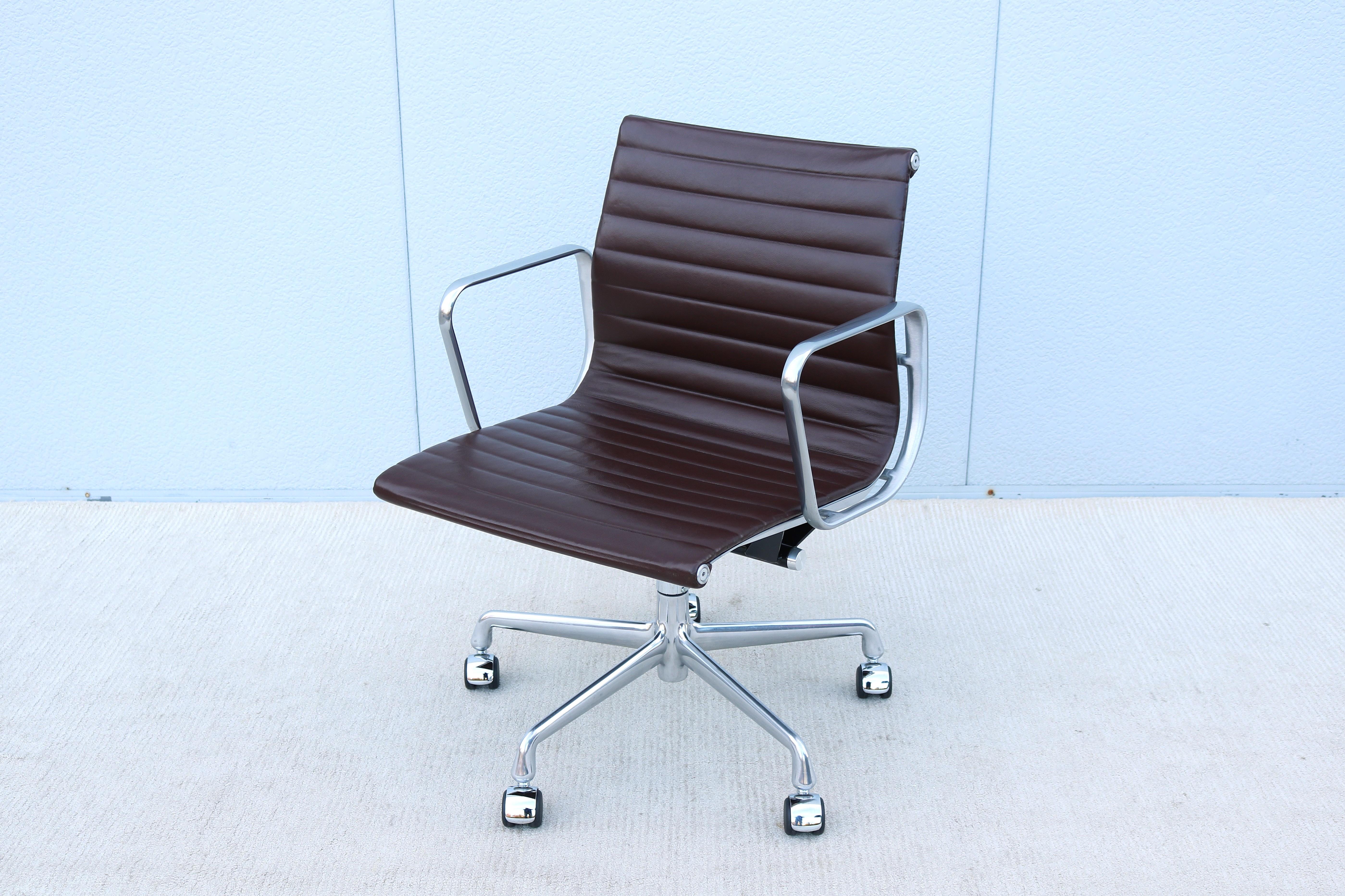 Splendida e autentica sedia per la gestione di gruppi Eames in alluminio della metà del secolo scorso.
Un design senza tempo, classico e contemporaneo, con caratteristiche di comfort innovative.
Una delle sedie più popolari di Herman Miller è stata