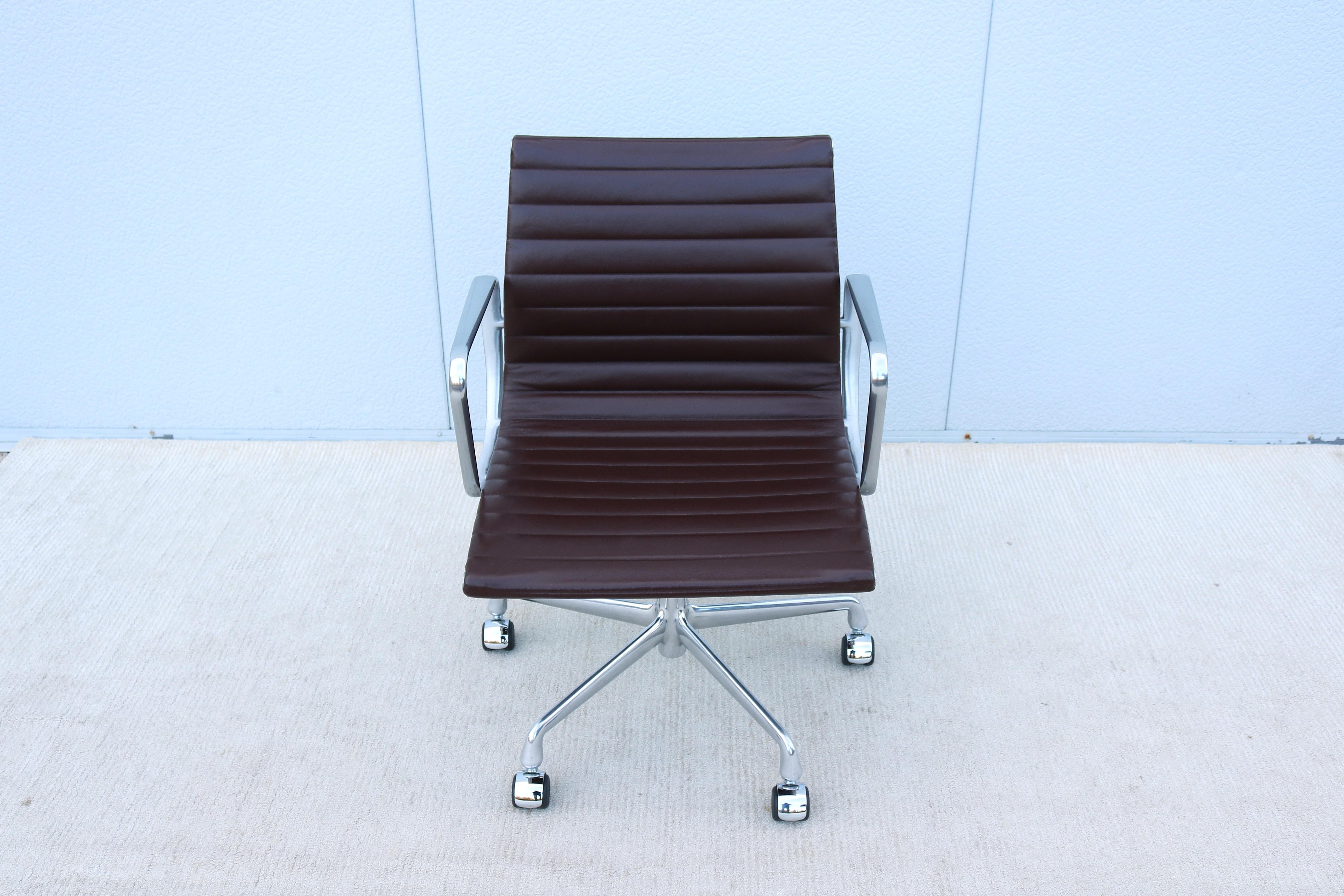 Mid-Century moderno Sedia Herman Miller in alluminio per la gestione del gruppo di metà secolo, in pelle espansa in vendita