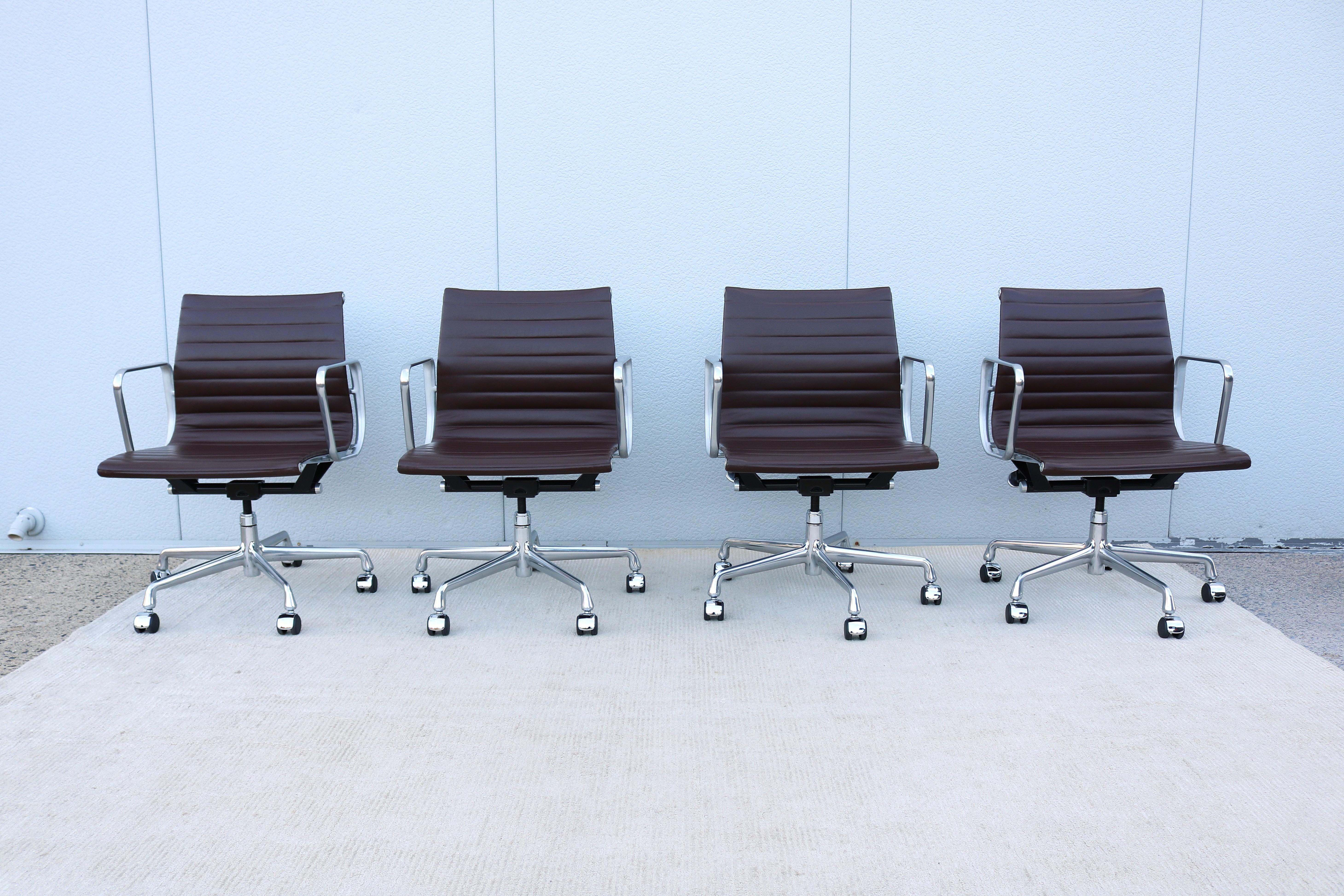 Sedia Herman Miller in alluminio per la gestione del gruppo di metà secolo, in pelle espansa In condizioni buone in vendita a Secaucus, NJ