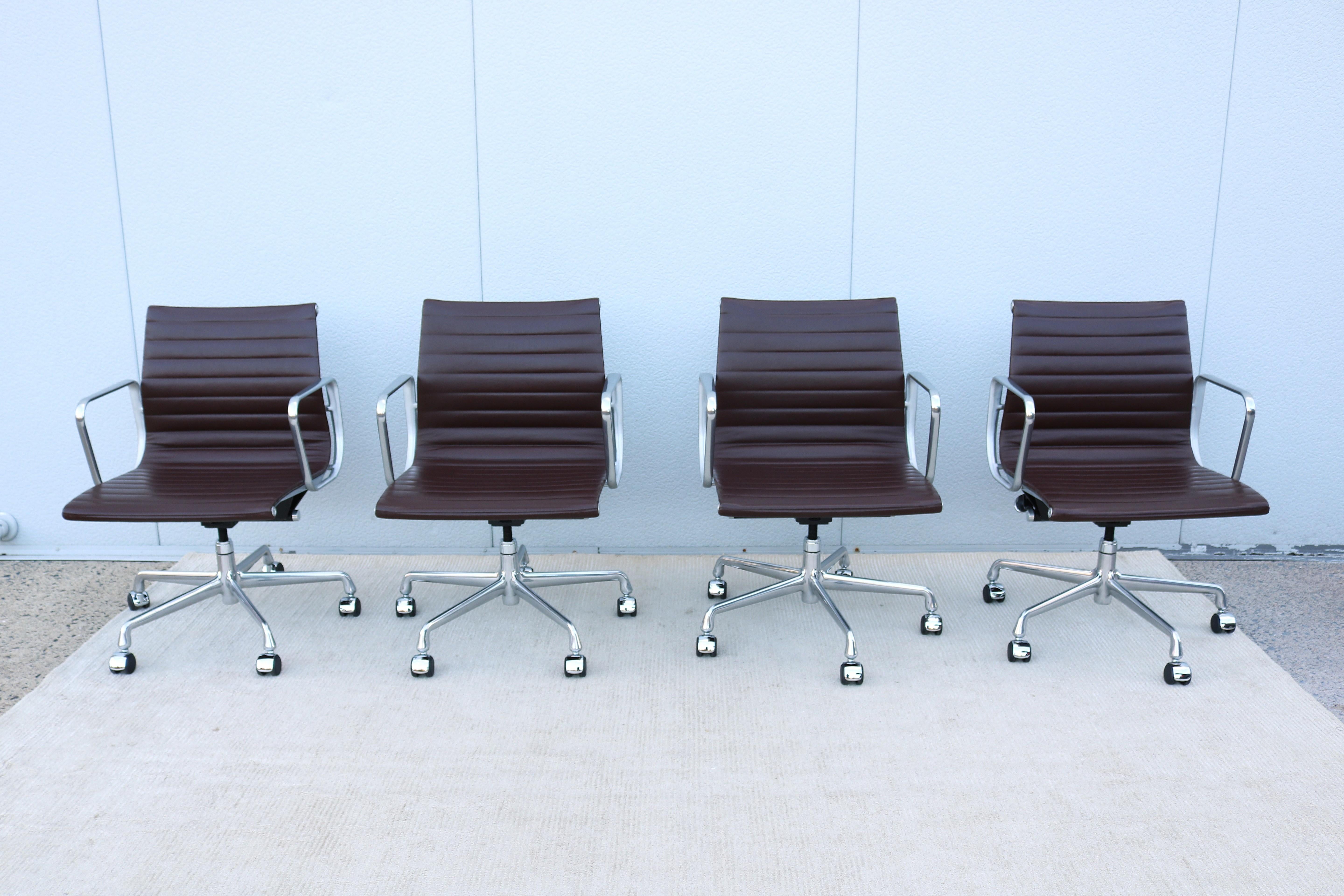 XXI secolo e contemporaneo Sedia Herman Miller in alluminio per la gestione del gruppo di metà secolo, in pelle espansa in vendita