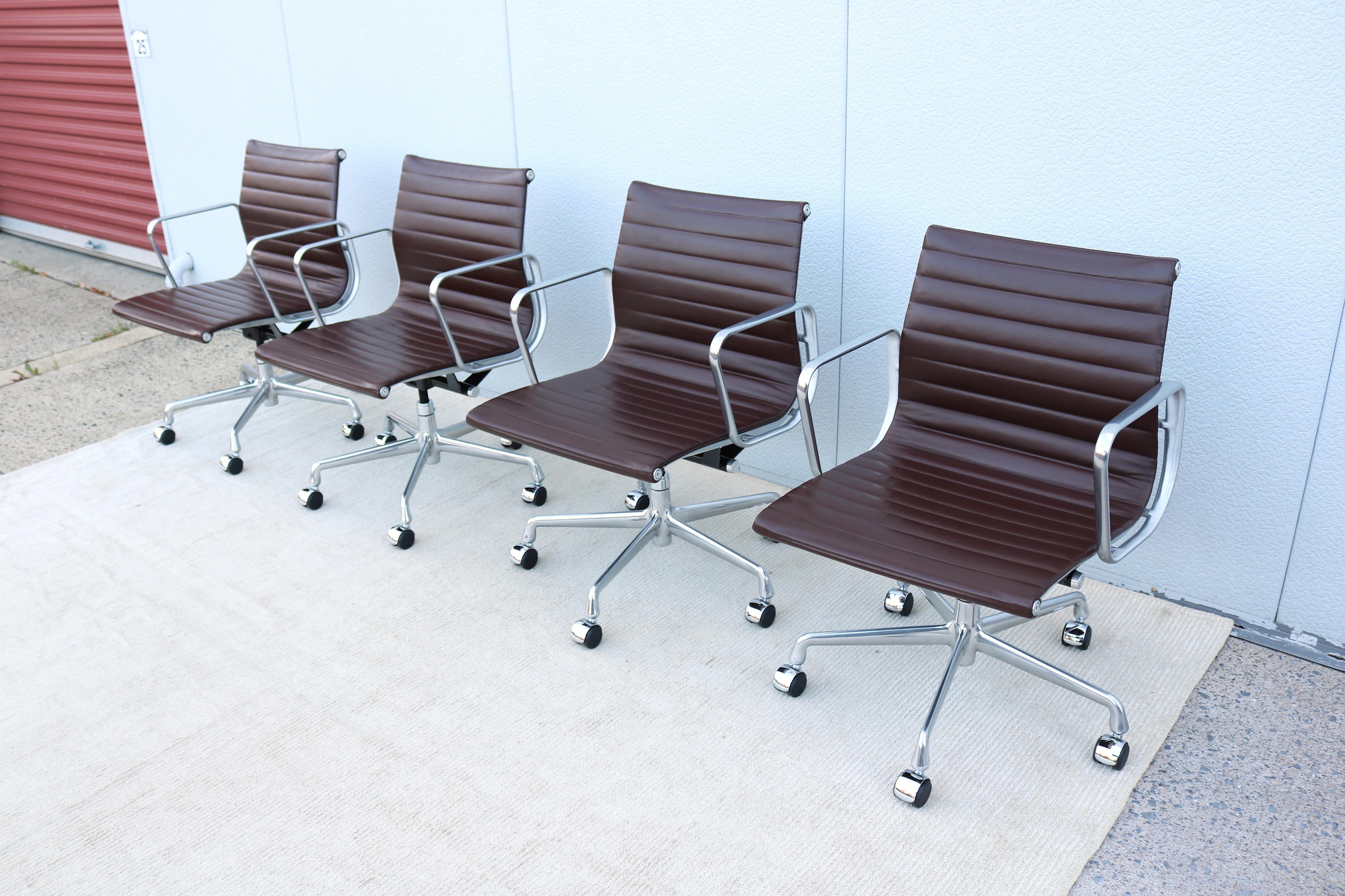 Alluminio Sedia Herman Miller in alluminio per la gestione del gruppo di metà secolo, in pelle espansa in vendita