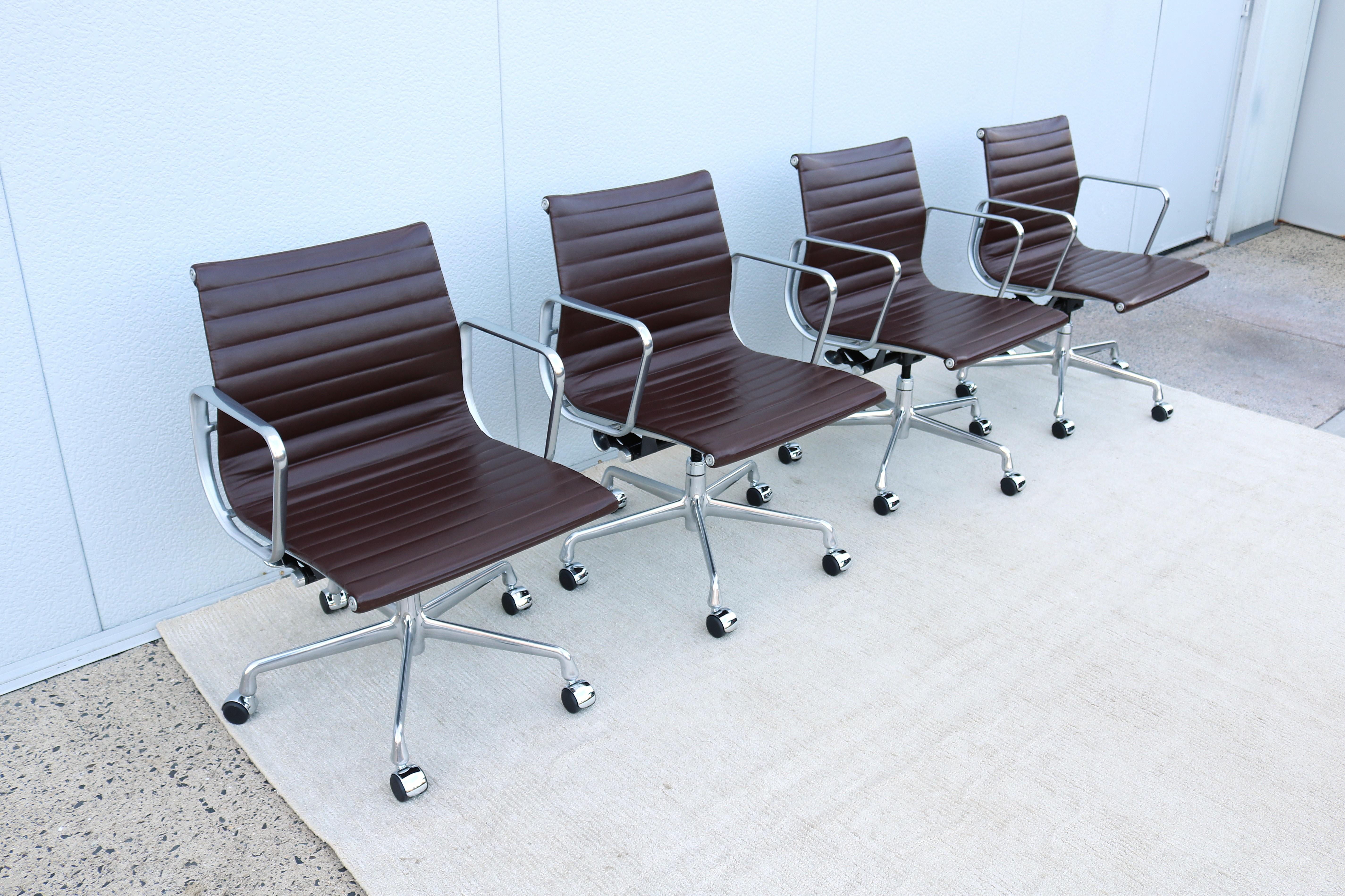 Sedia Herman Miller in alluminio per la gestione del gruppo di metà secolo, in pelle espansa in vendita 1