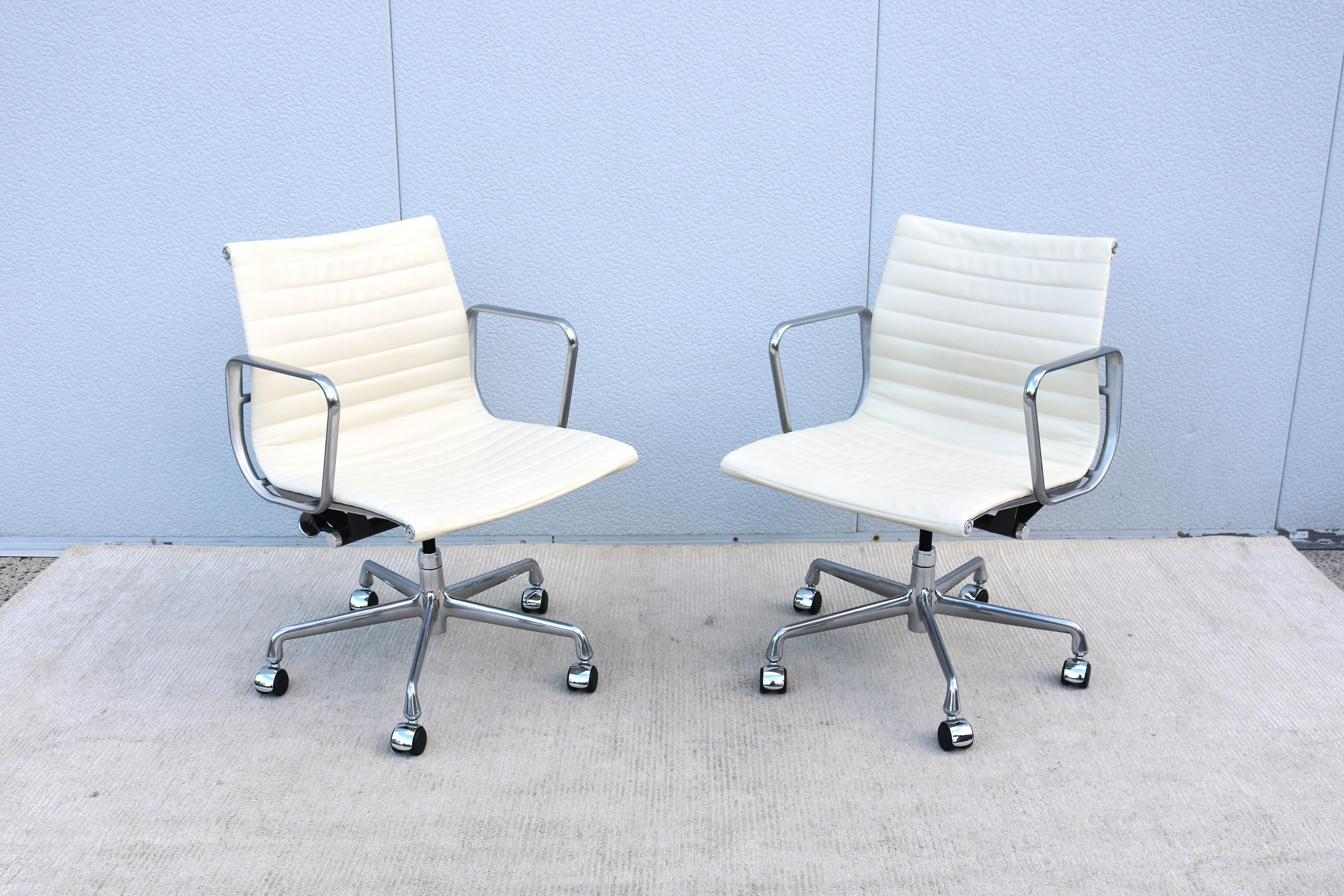 Herman Miller Eames Aluminum Group Management Chair aus der Jahrhundertmitte in elfenbeinfarbenem Leder im Angebot 2