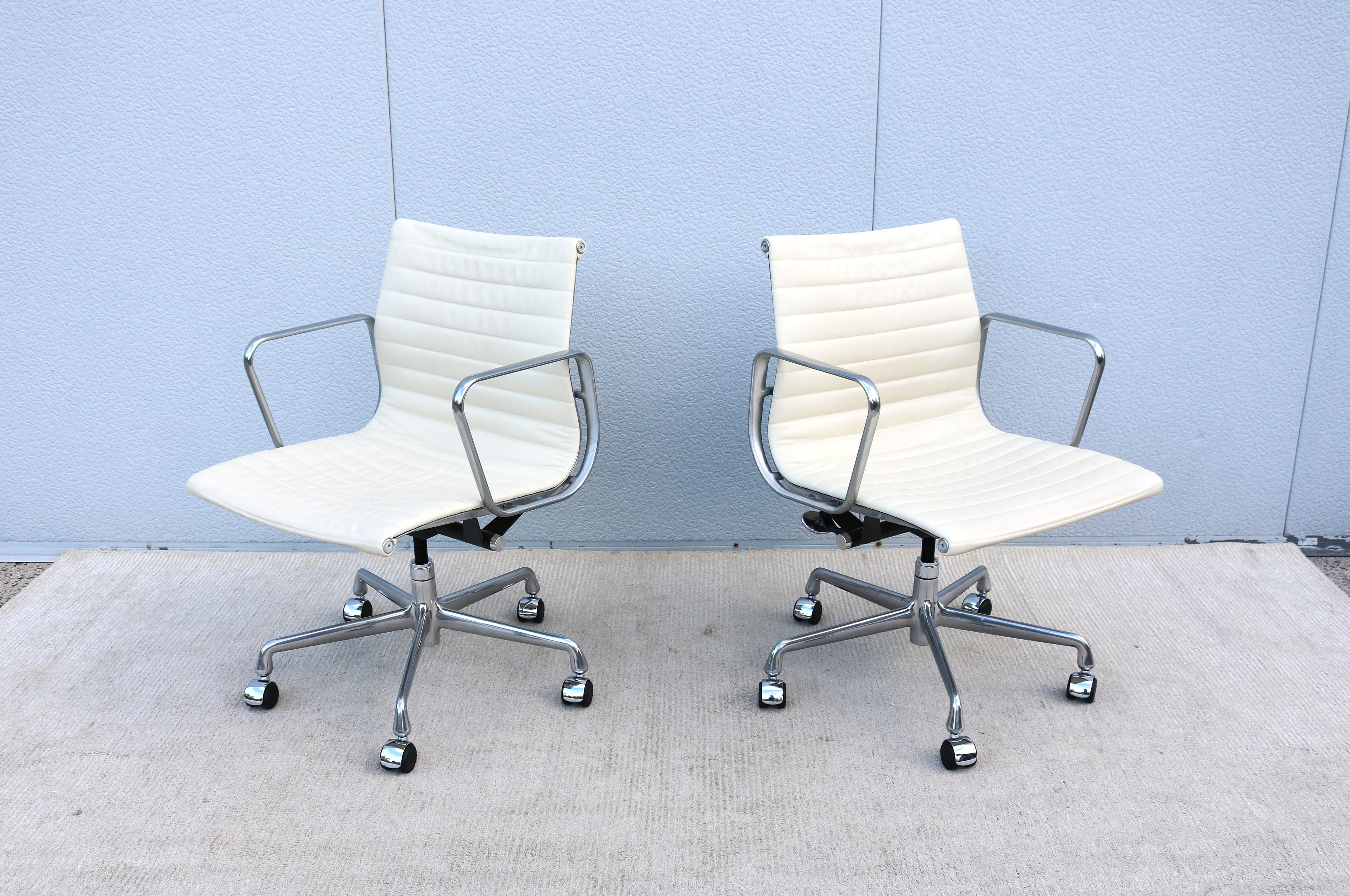Herman Miller Eames Aluminum Group Management Chair aus der Jahrhundertmitte in elfenbeinfarbenem Leder im Angebot 3