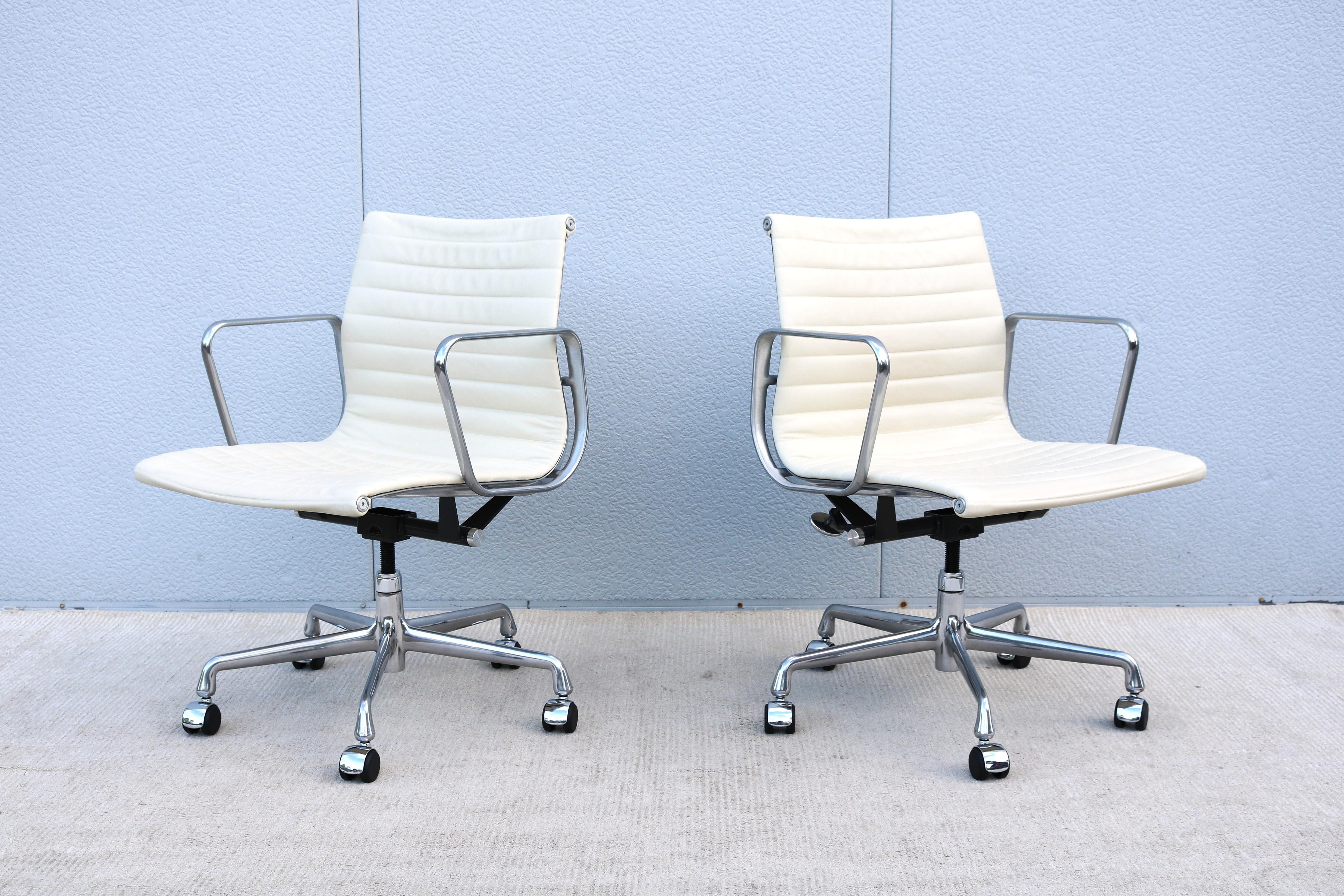 Herman Miller Eames Aluminum Group Management Chair aus der Jahrhundertmitte in elfenbeinfarbenem Leder im Angebot 4