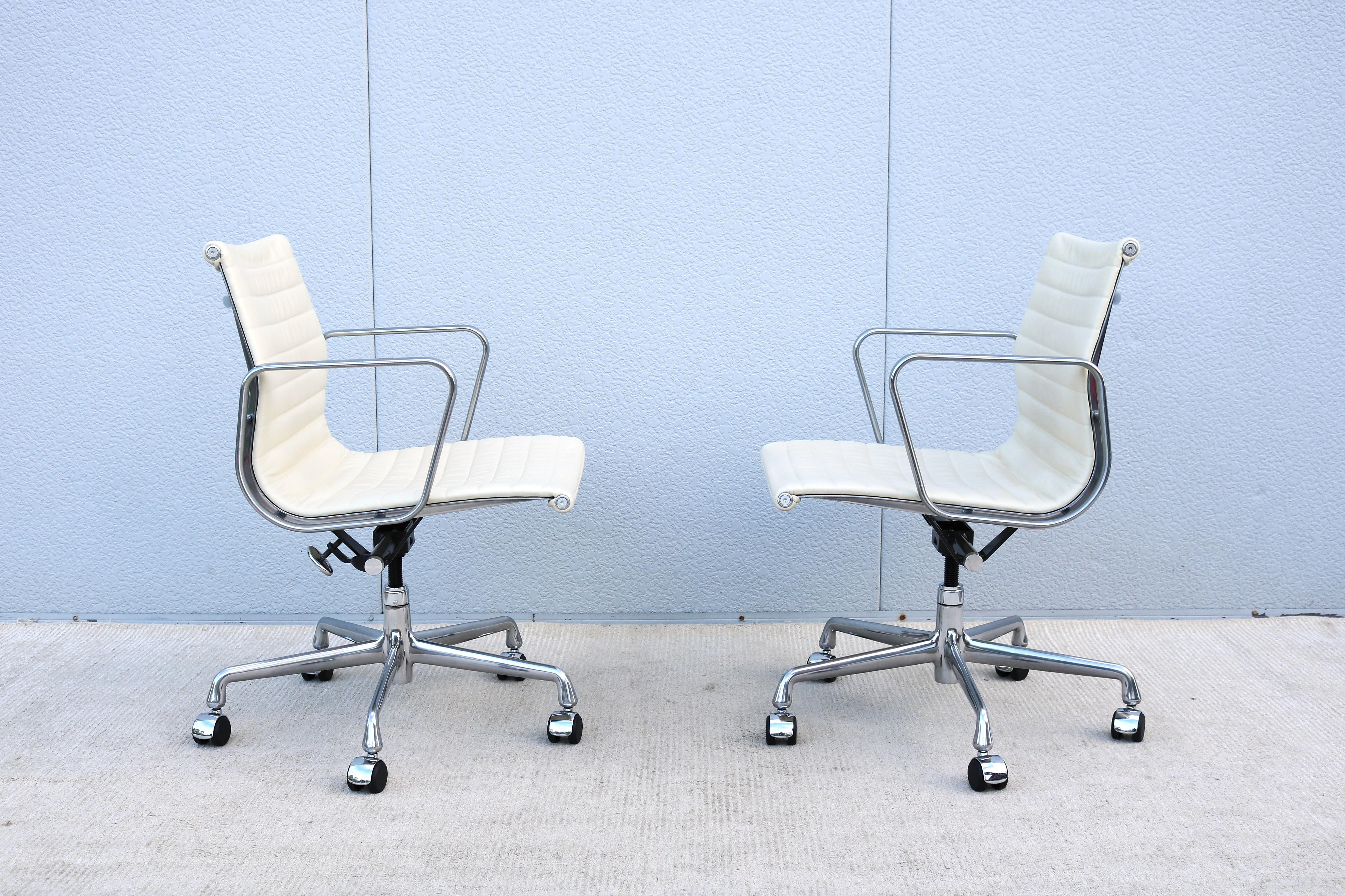 Herman Miller Eames Aluminum Group Management Chair aus der Jahrhundertmitte in elfenbeinfarbenem Leder im Angebot 5