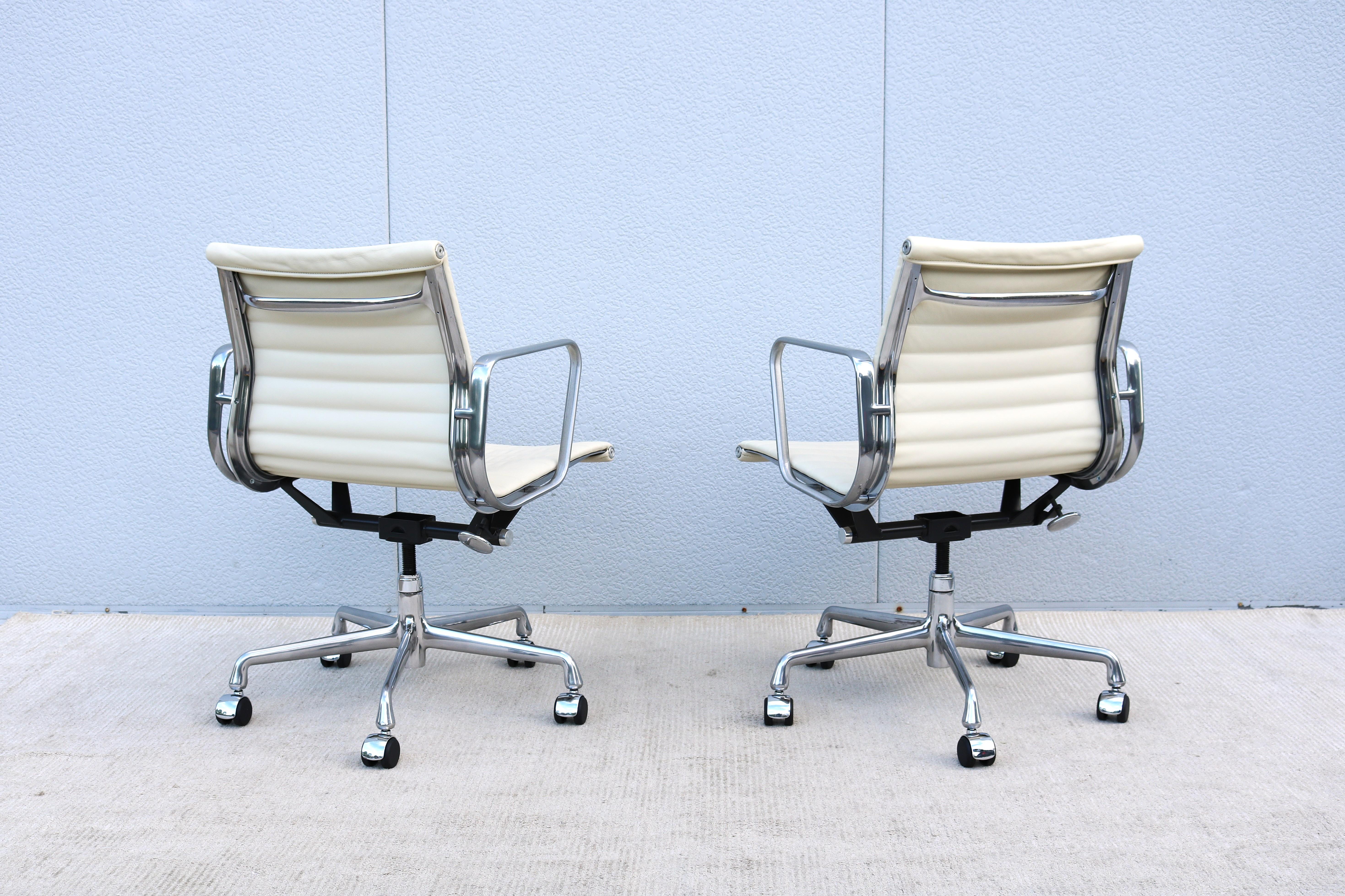 Herman Miller Eames Aluminum Group Management Chair aus der Jahrhundertmitte in elfenbeinfarbenem Leder im Angebot 6