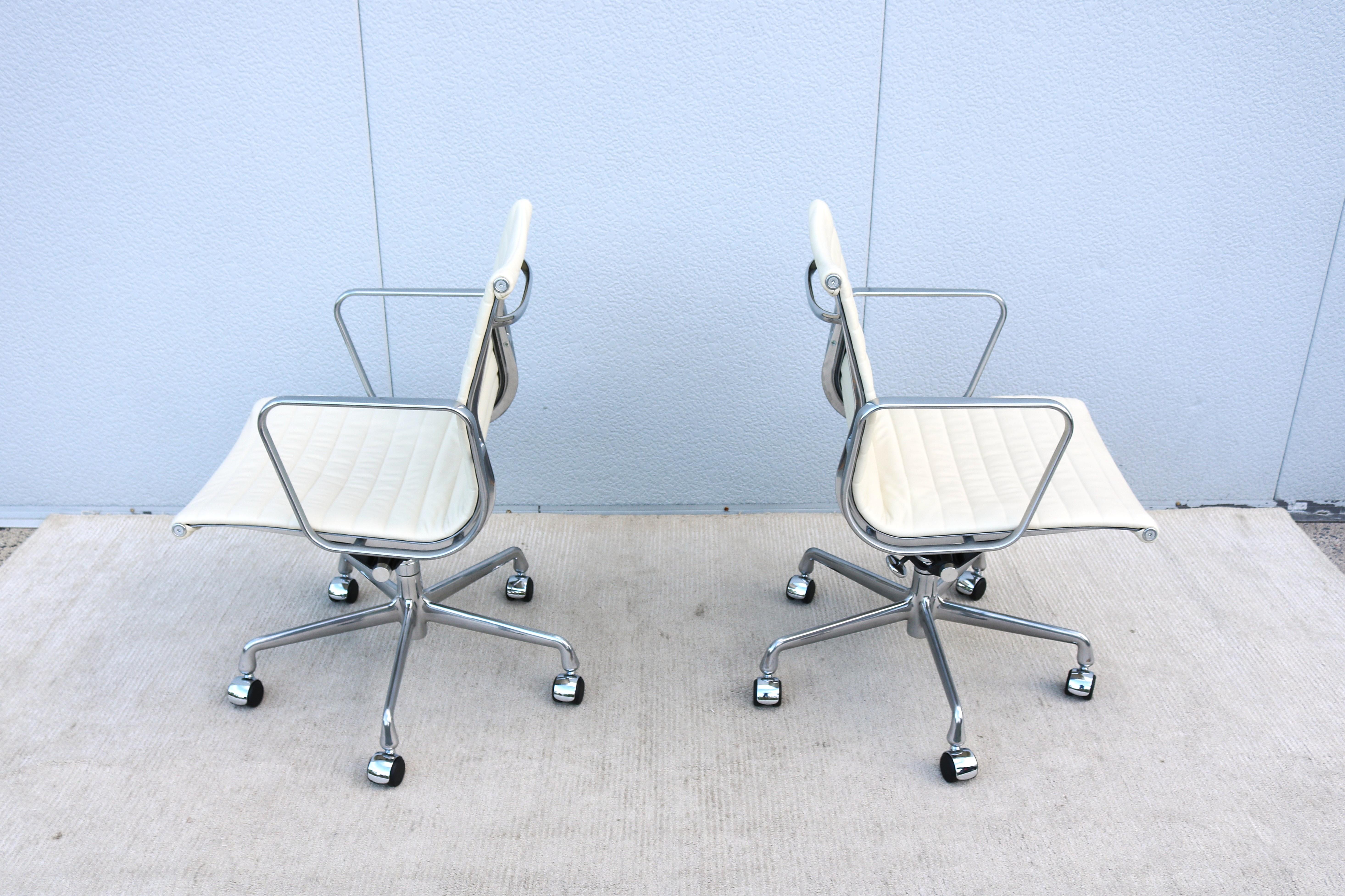Herman Miller Eames Aluminum Group Management Chair aus der Jahrhundertmitte in elfenbeinfarbenem Leder im Angebot 7