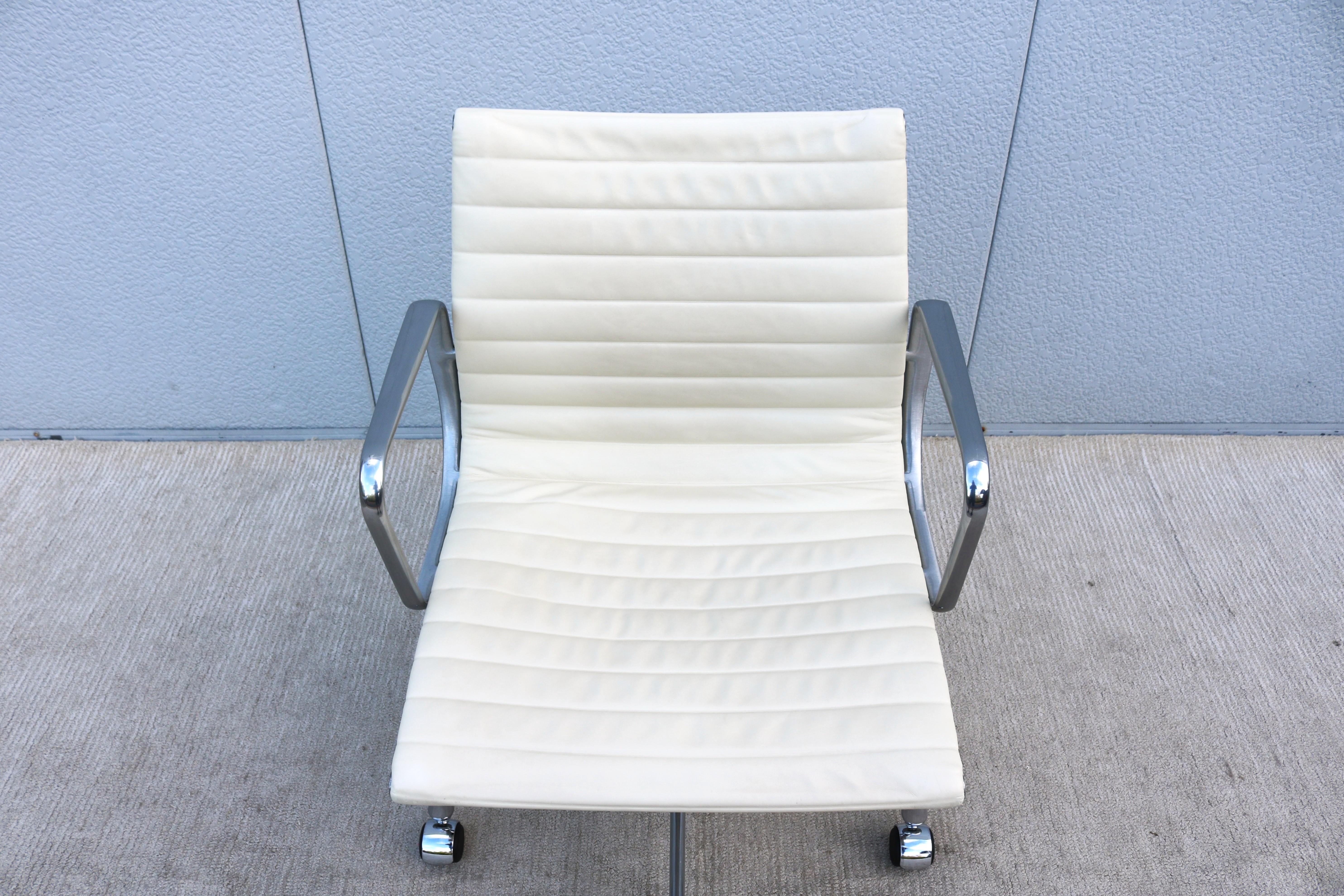 Herman Miller Eames Aluminum Group Management Chair aus der Jahrhundertmitte in elfenbeinfarbenem Leder im Angebot 8