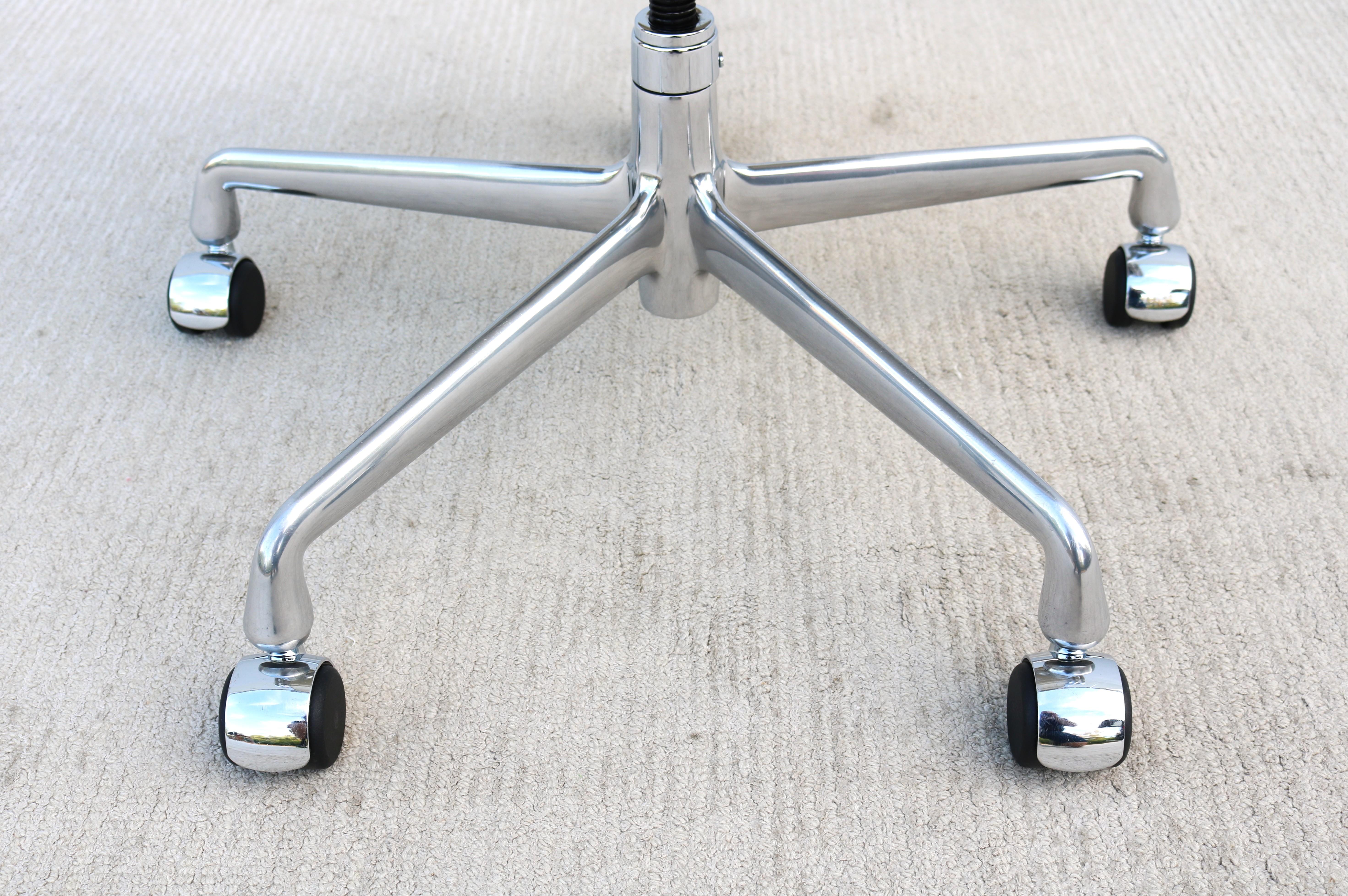 Herman Miller Eames Aluminum Group Management Chair aus der Jahrhundertmitte in elfenbeinfarbenem Leder im Angebot 9