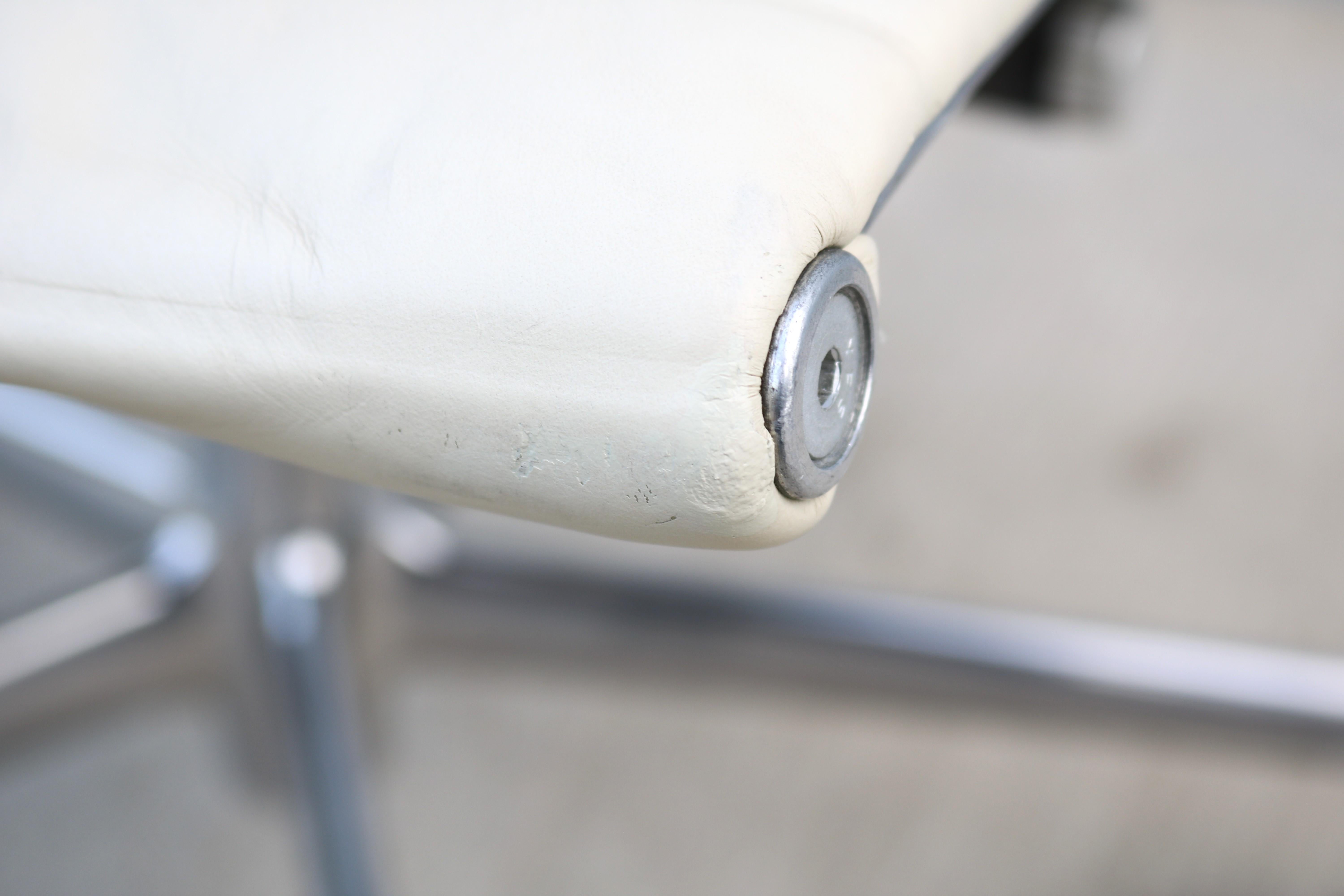 Herman Miller Eames Aluminum Group Management Chair aus der Jahrhundertmitte in elfenbeinfarbenem Leder im Angebot 11