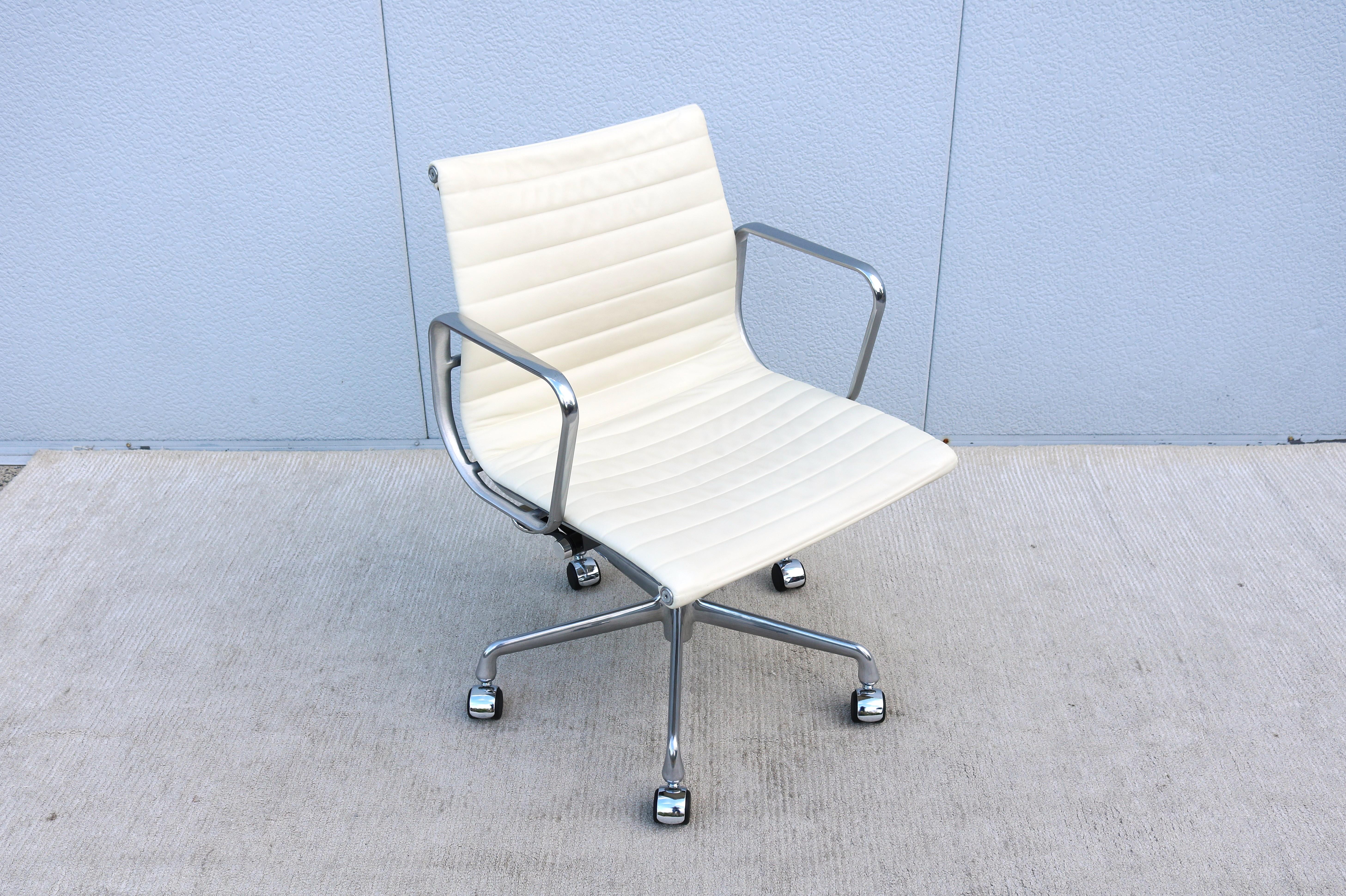 Atemberaubend, authentisch Mitte des Jahrhunderts modernen Eames Aluminium Gruppe Management Stuhl.
Ein zeitloses Design, klassisch und modern, mit innovativen Komfortmerkmalen.
Einer der beliebtesten Stühle von Herman Miller wurde 1958 von Charles