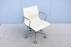 Mid-Century Herman Miller Eames Aluminum Group Management Chair in Ivory Leather