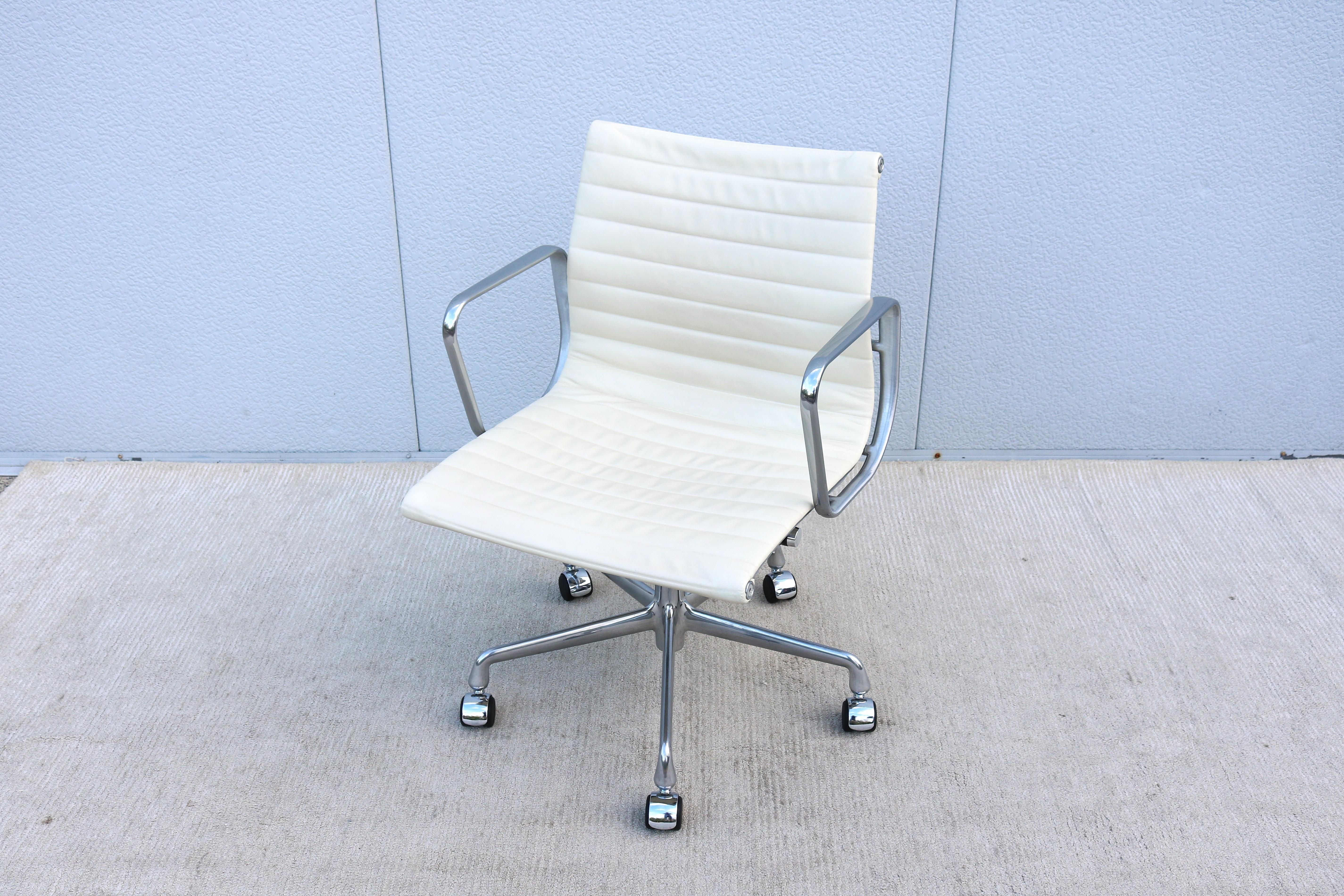 Herman Miller Eames Aluminum Group Management Chair aus der Jahrhundertmitte in elfenbeinfarbenem Leder (Moderne der Mitte des Jahrhunderts) im Angebot