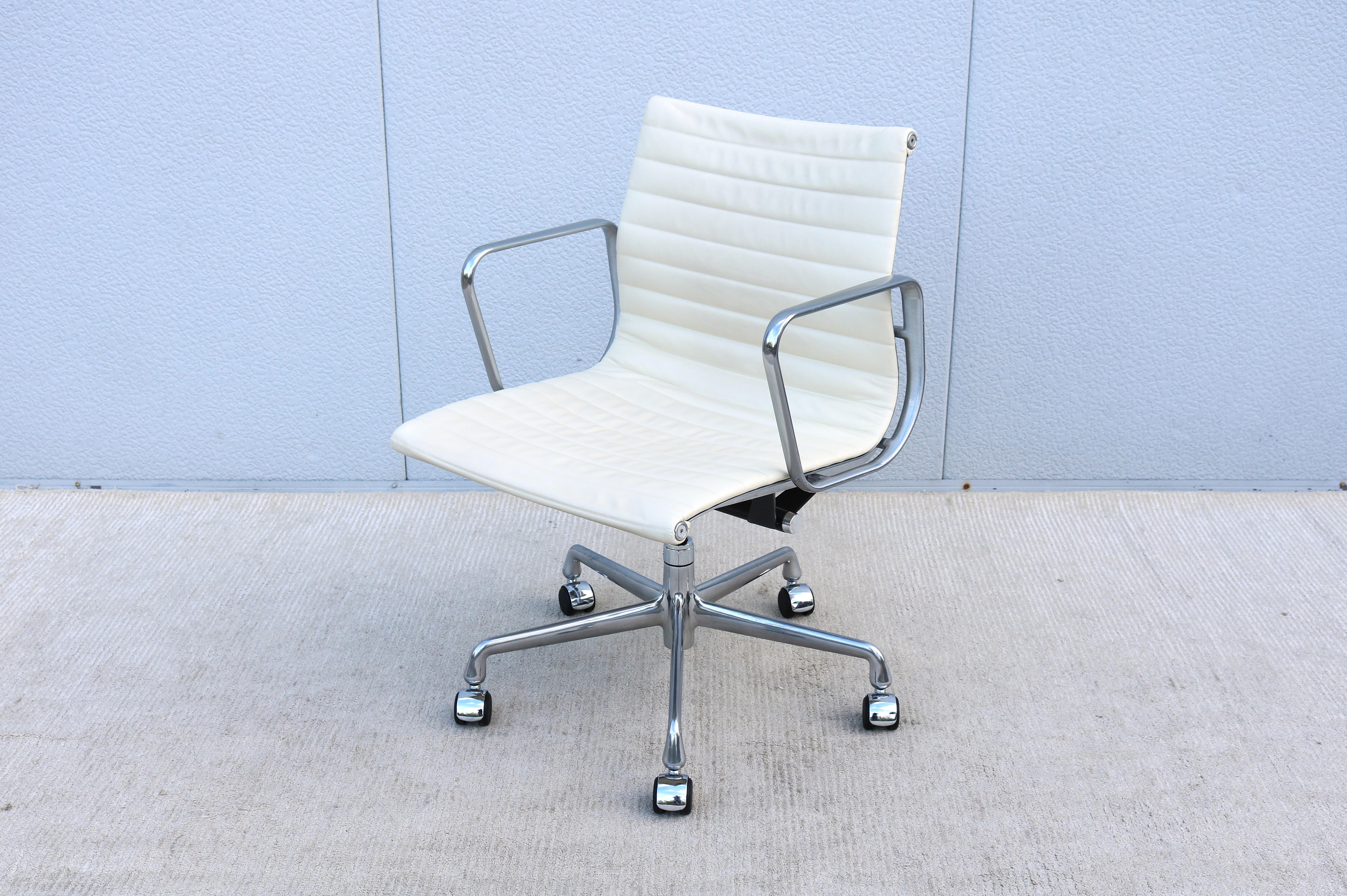 Herman Miller Eames Aluminum Group Management Chair aus der Jahrhundertmitte in elfenbeinfarbenem Leder (amerikanisch) im Angebot