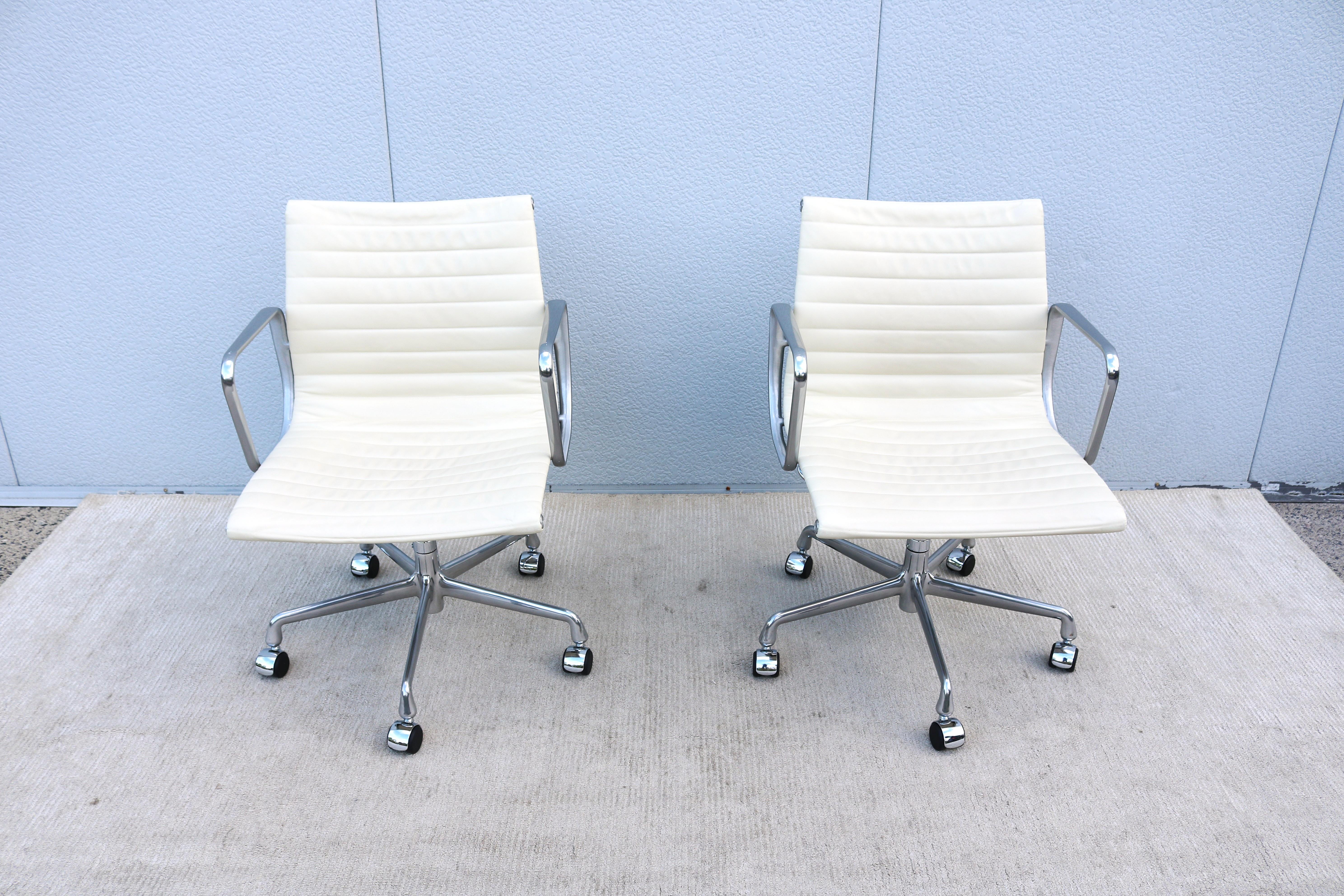 Herman Miller Eames Aluminum Group Management Chair aus der Jahrhundertmitte in elfenbeinfarbenem Leder im Zustand „Gut“ im Angebot in Secaucus, NJ