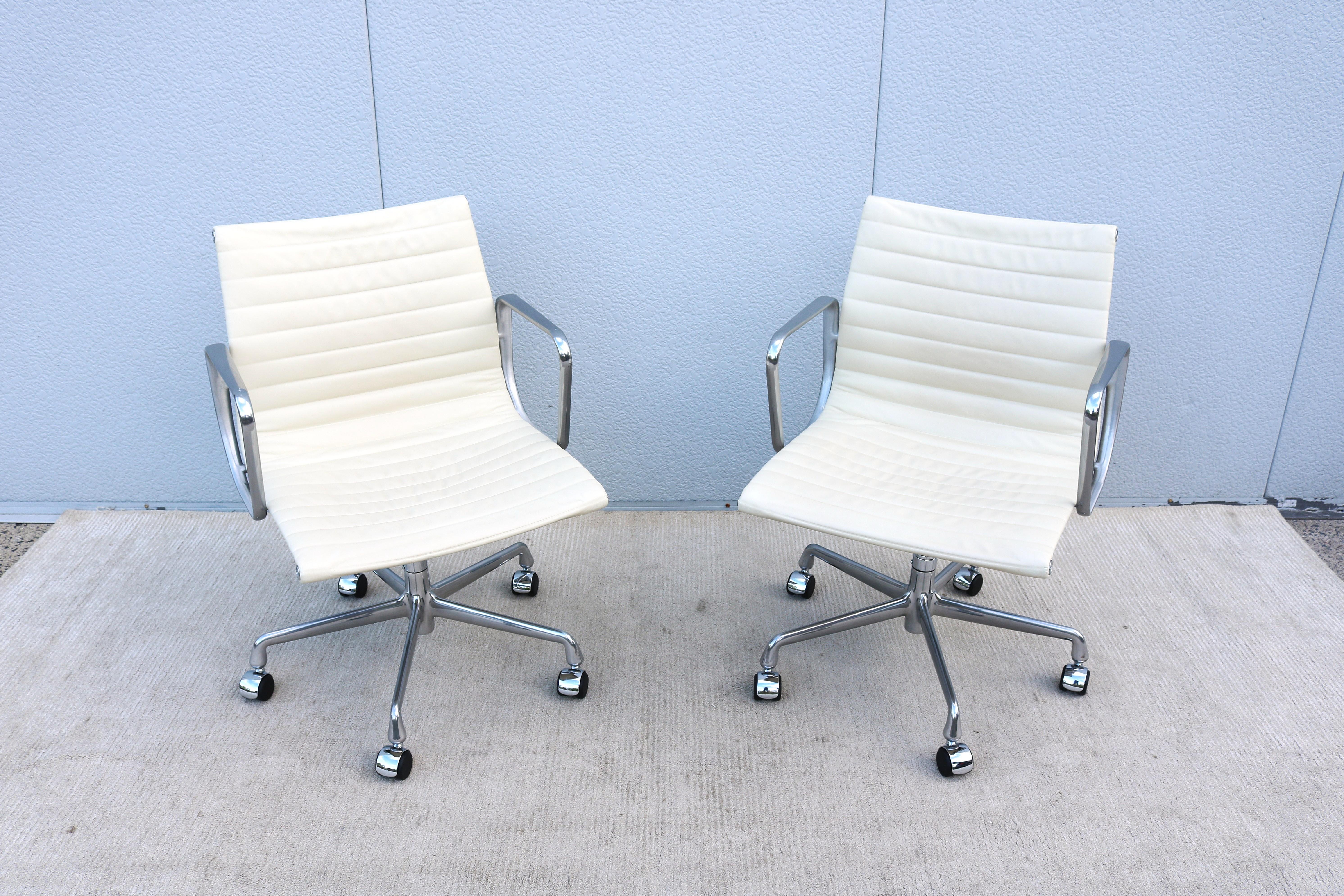 Herman Miller Eames Aluminum Group Management Chair aus der Jahrhundertmitte in elfenbeinfarbenem Leder (21. Jahrhundert und zeitgenössisch) im Angebot