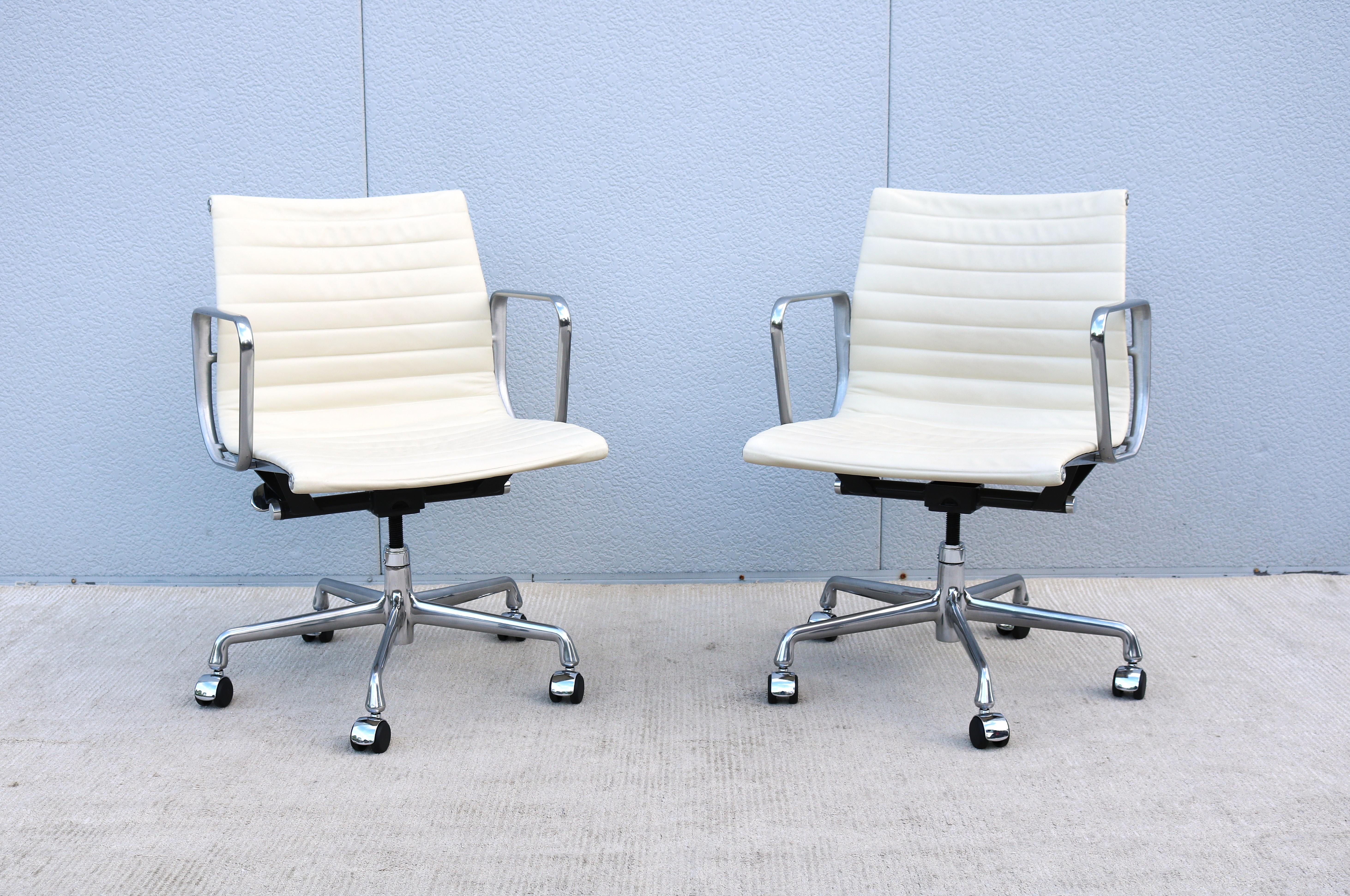 Herman Miller Eames Aluminum Group Management Chair aus der Jahrhundertmitte in elfenbeinfarbenem Leder (Aluminium) im Angebot
