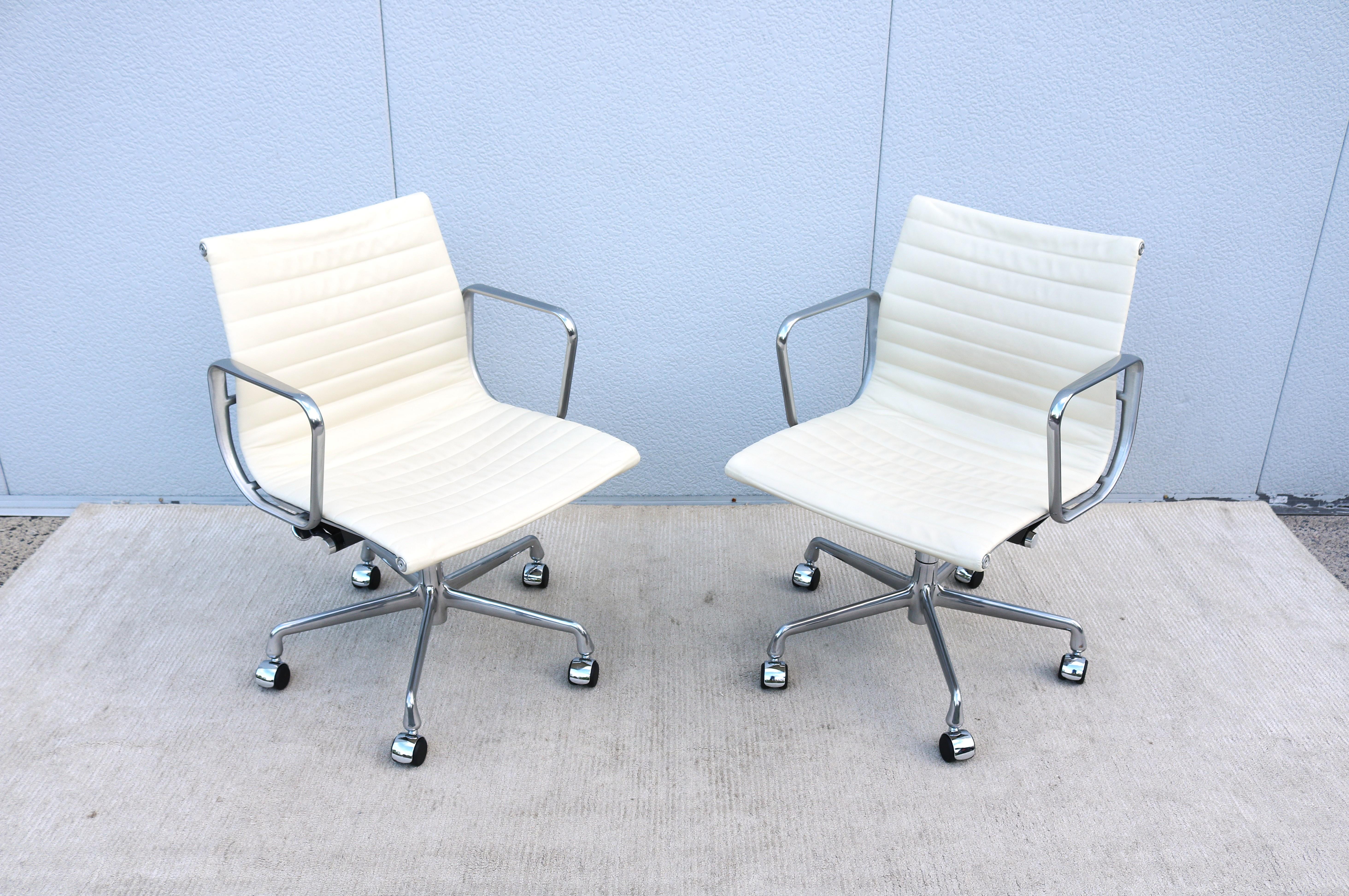 Herman Miller Eames Aluminum Group Management Chair aus der Jahrhundertmitte in elfenbeinfarbenem Leder im Angebot 1