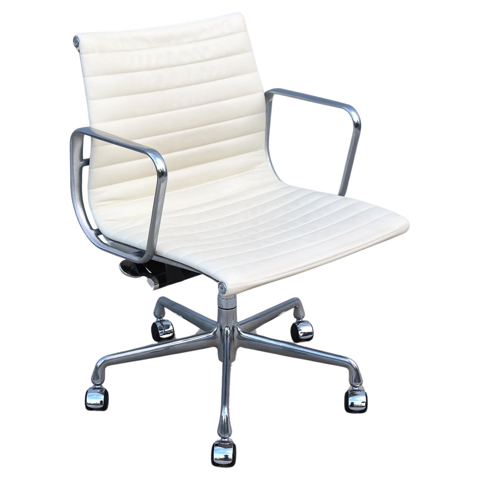 Herman Miller Eames Aluminum Group Management Chair aus der Jahrhundertmitte in elfenbeinfarbenem Leder im Angebot
