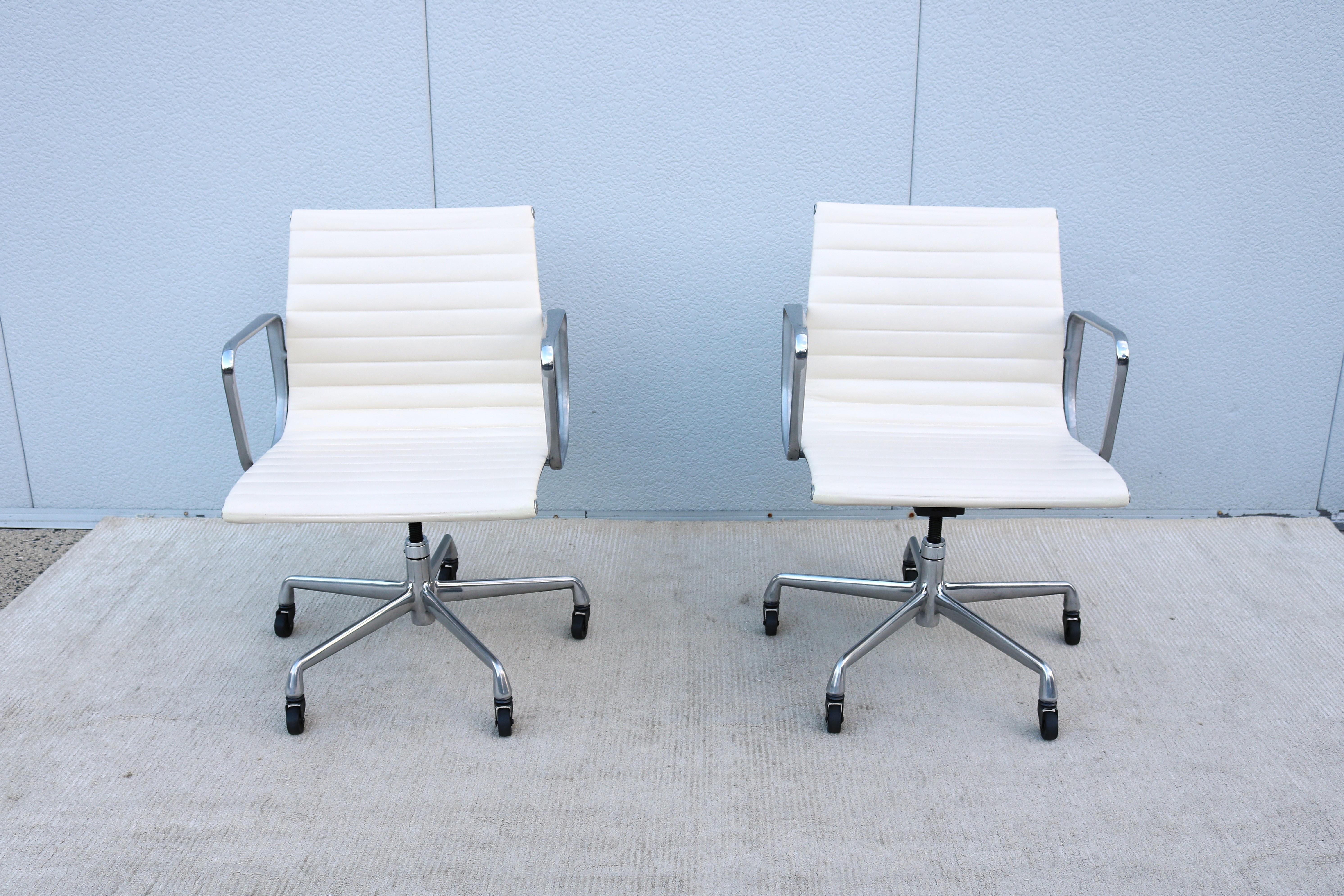 Chaise de gestion de groupe en aluminium Eames d'Herman Miller du milieu du siècle, en cuir blanc en vente 2