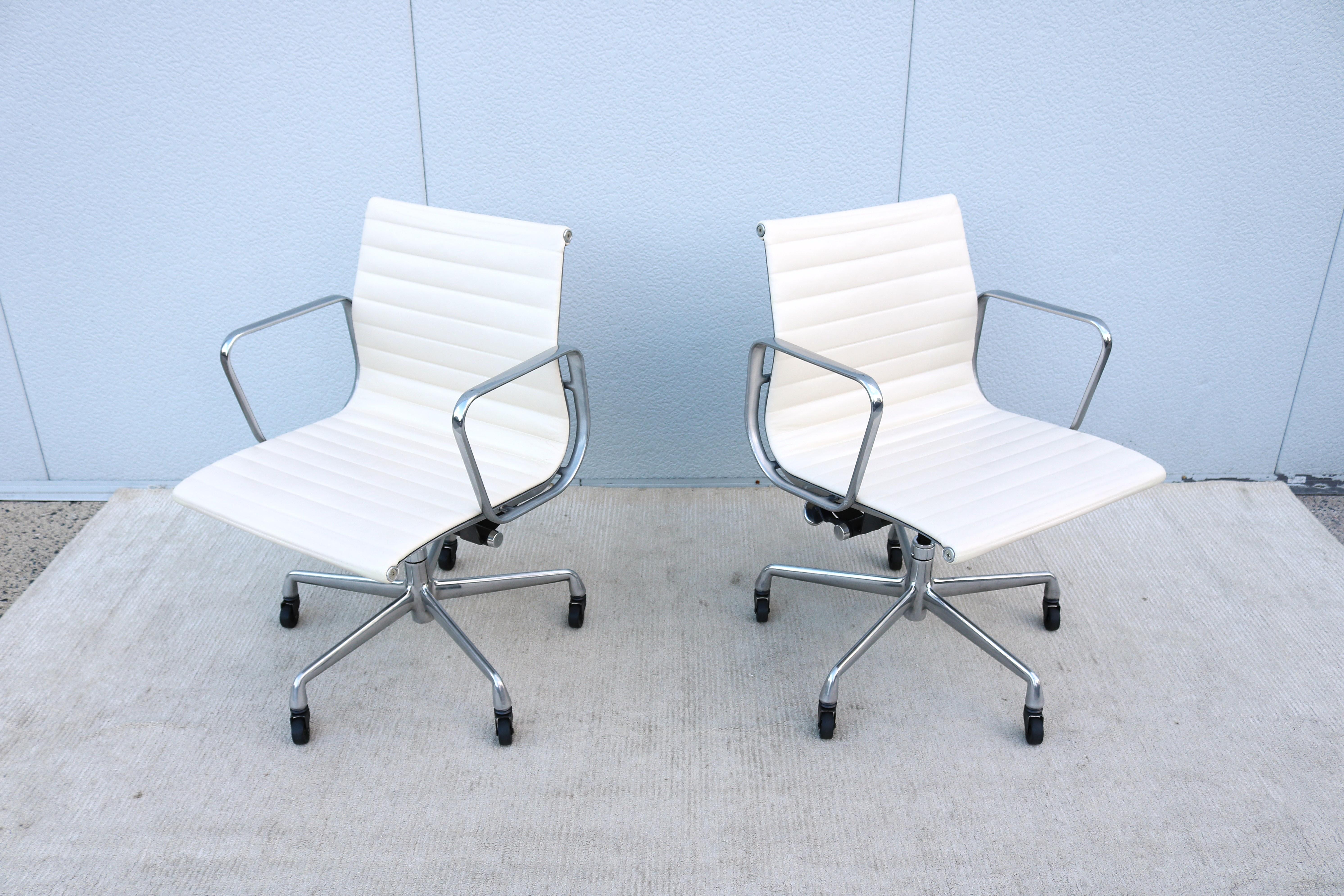 Chaise de gestion de groupe en aluminium Eames d'Herman Miller du milieu du siècle, en cuir blanc en vente 3