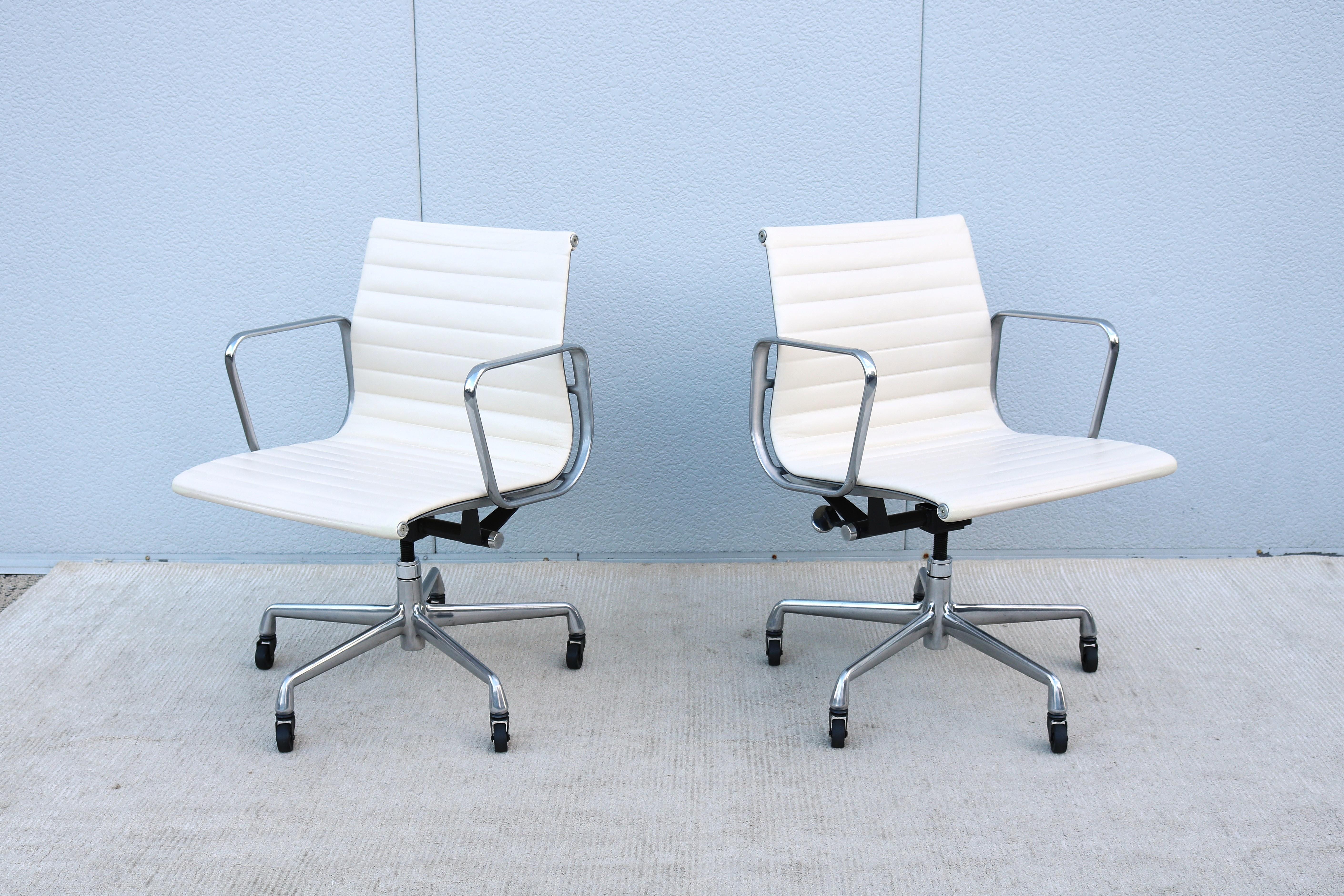Chaise de gestion de groupe en aluminium Eames d'Herman Miller du milieu du siècle, en cuir blanc en vente 4