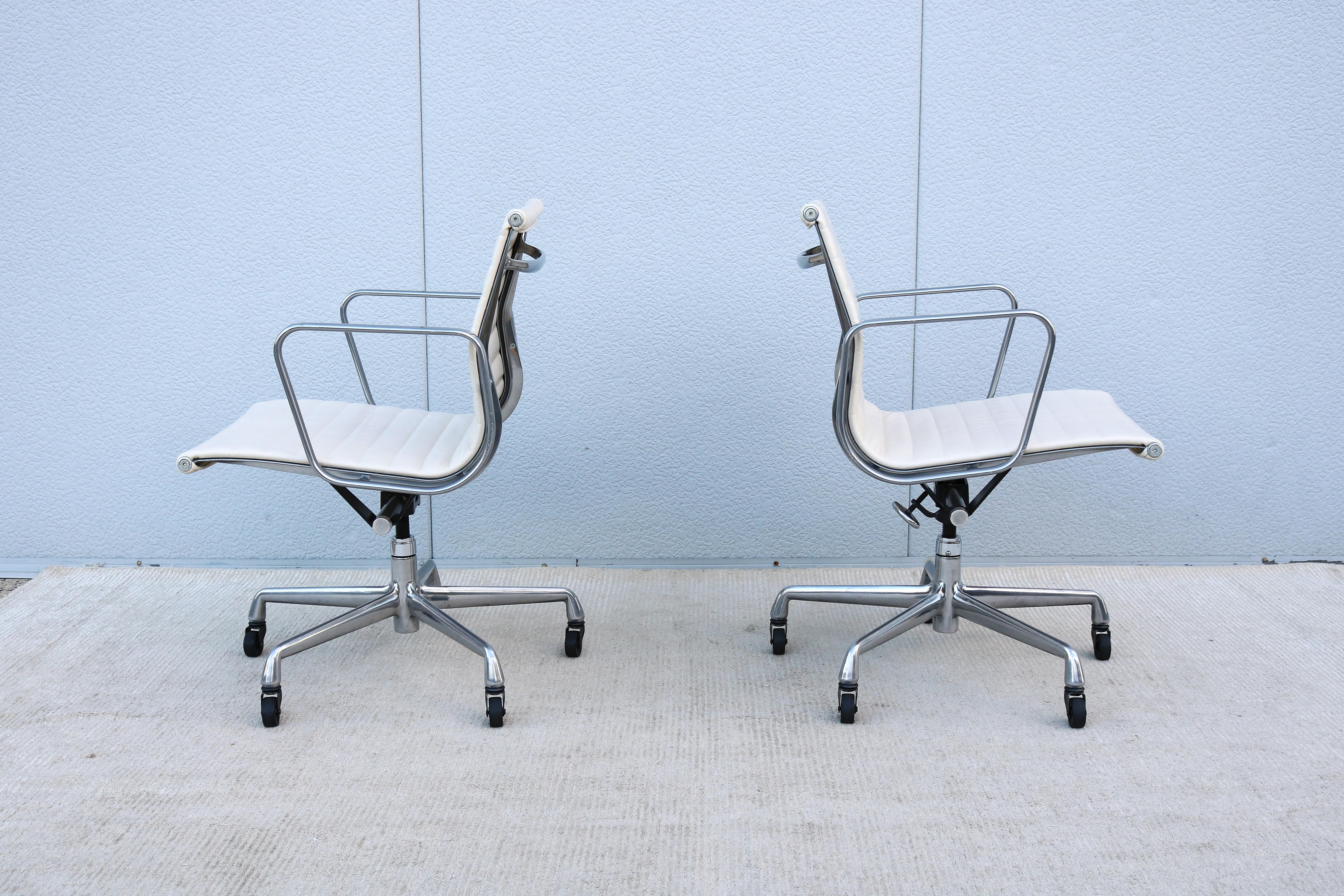 Chaise de gestion de groupe en aluminium Eames d'Herman Miller du milieu du siècle, en cuir blanc en vente 5